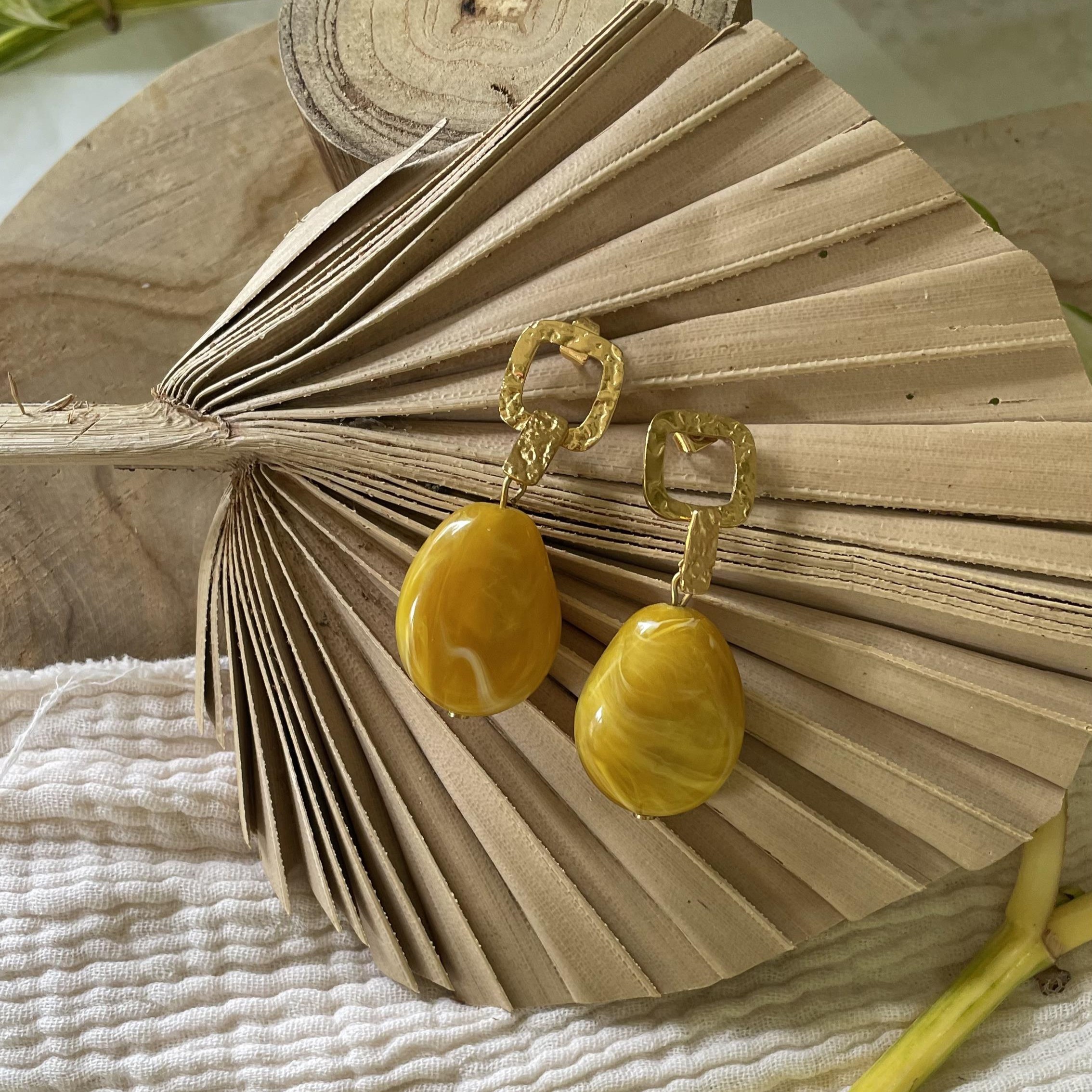 Boucles d'oreilles goutte moutarde et carré doré chic