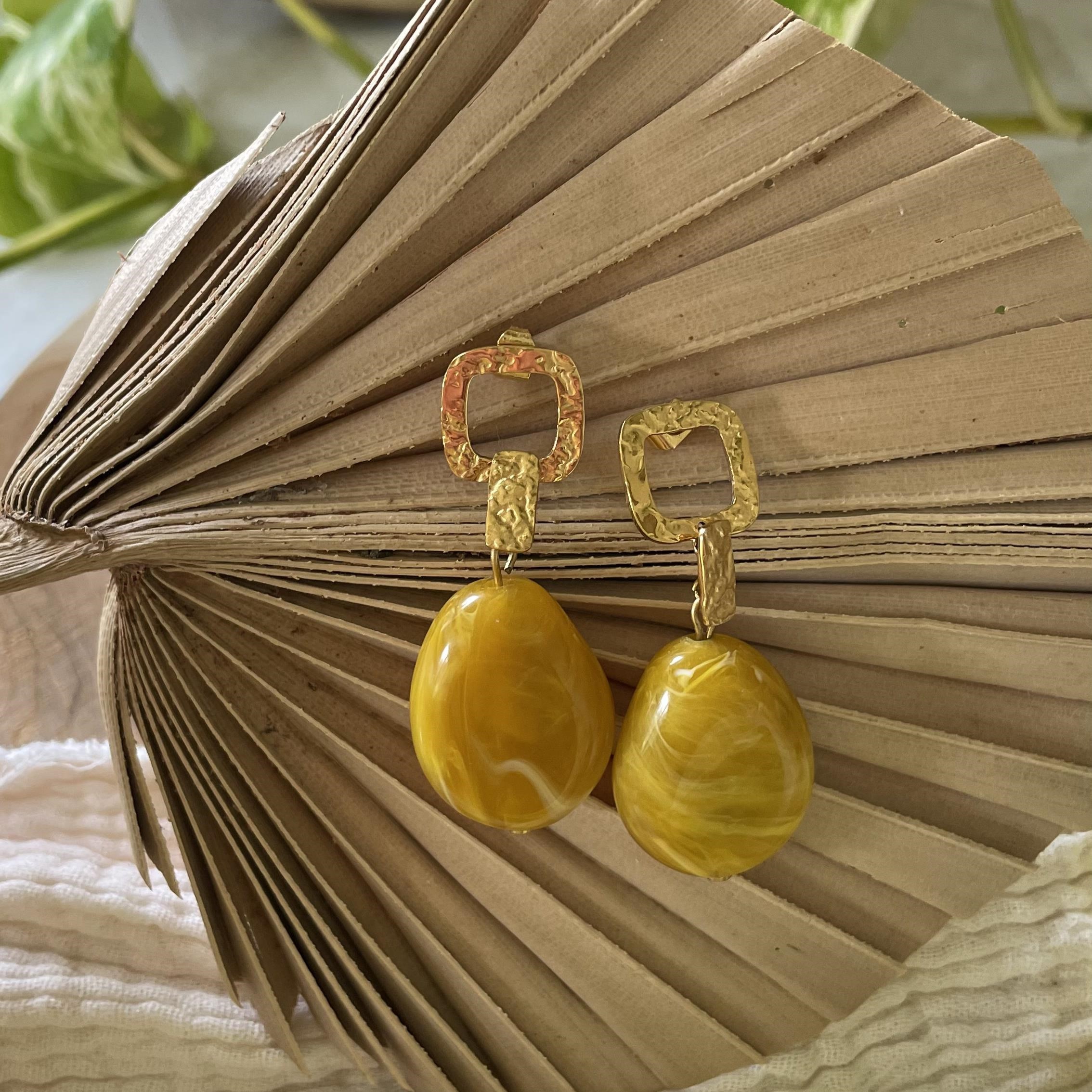 Boucles d'oreilles goutte moutarde et carré doré chic – Image 3