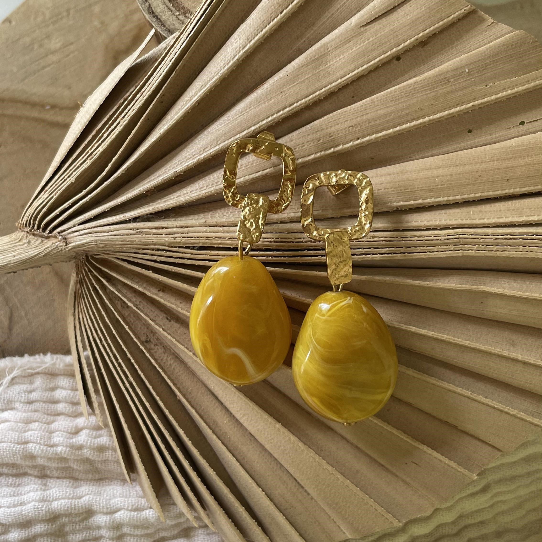 Boucles d'oreilles goutte moutarde et carré doré chic – Image 4