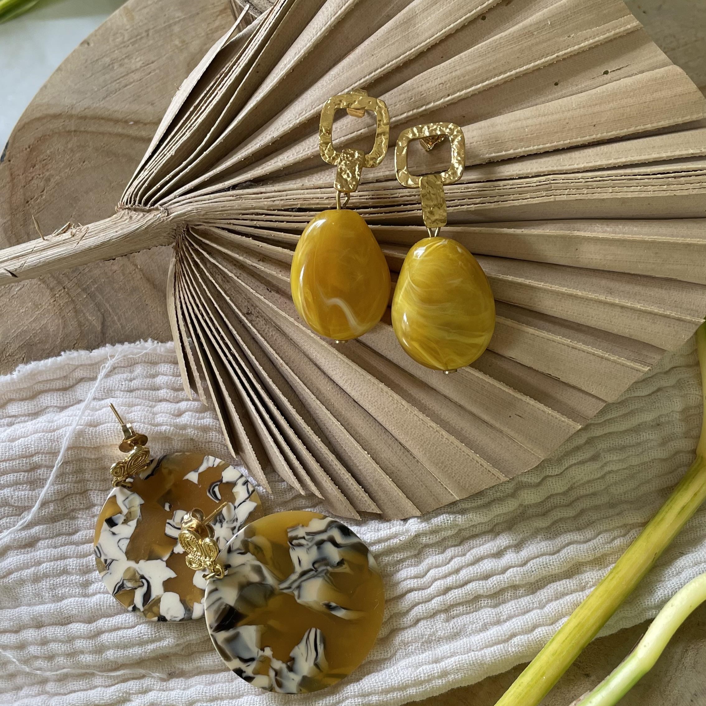 Boucles d'oreilles goutte moutarde et carré doré chic – Image 5