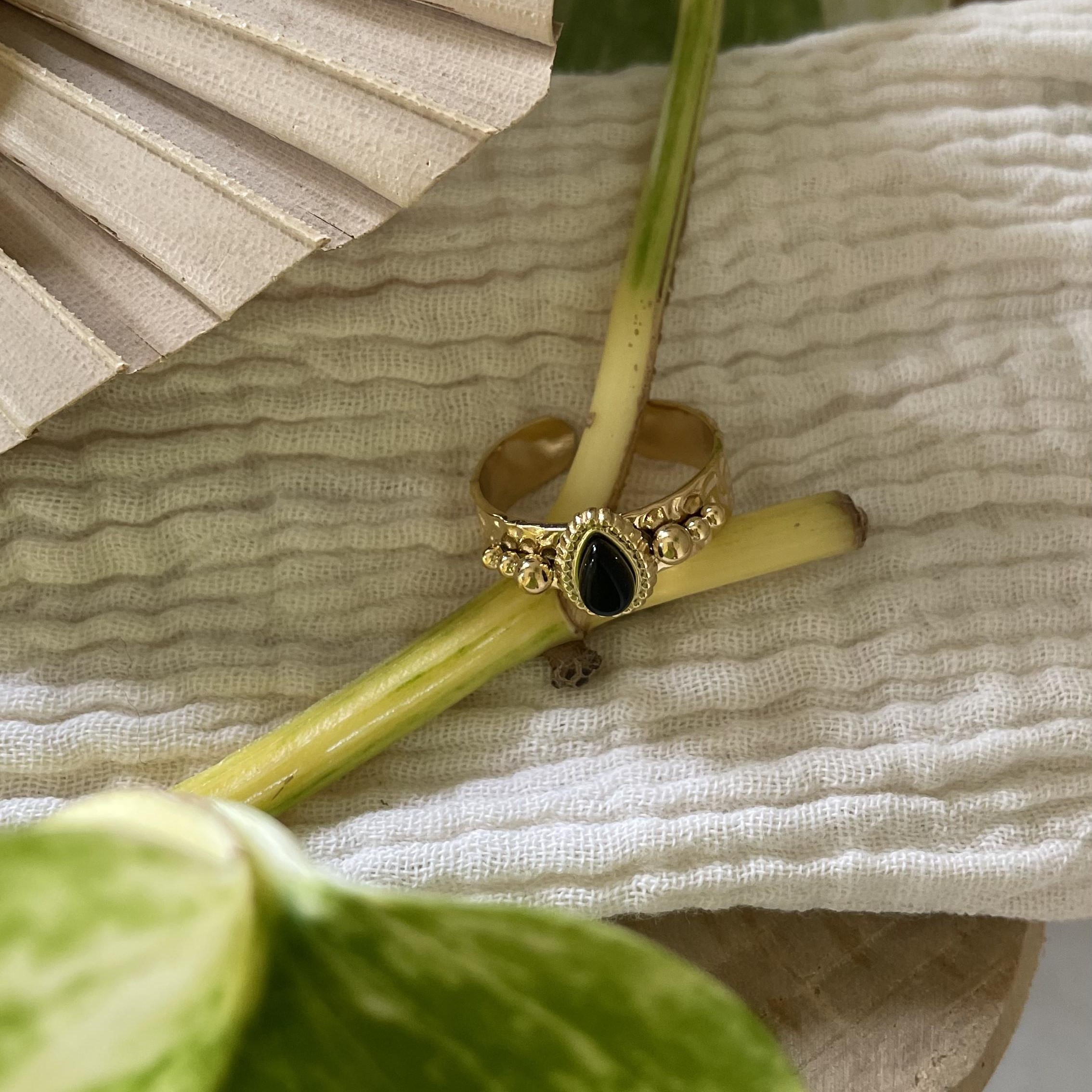 Bague pierre noire et acier inoxydable doré – Image 2