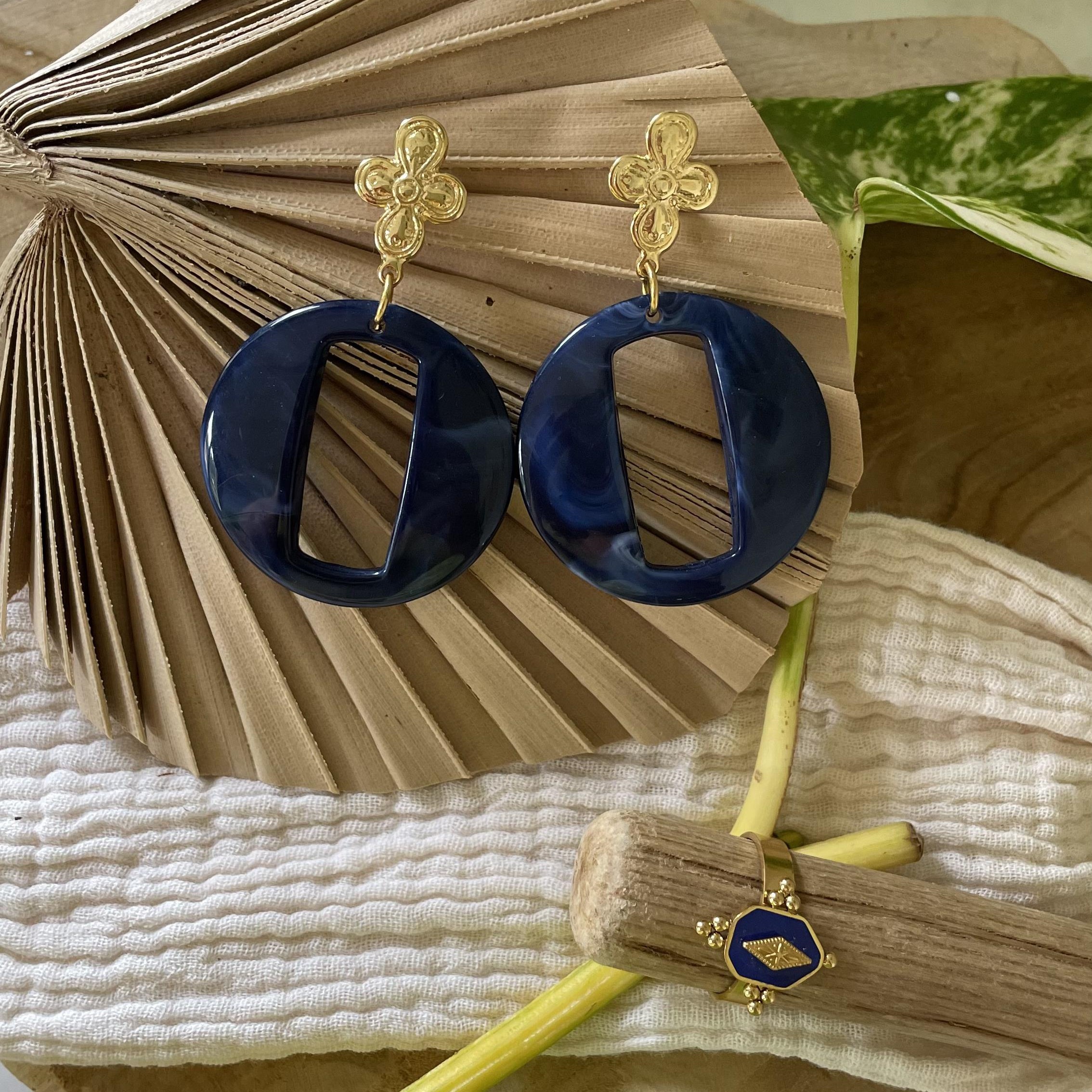 Boucles d'oreilles rond bleu nuit et attache clou fleur dorée – Image 2