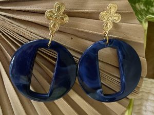 Boucles d'oreilles rond bleu nuit et attache clou fleur dorée