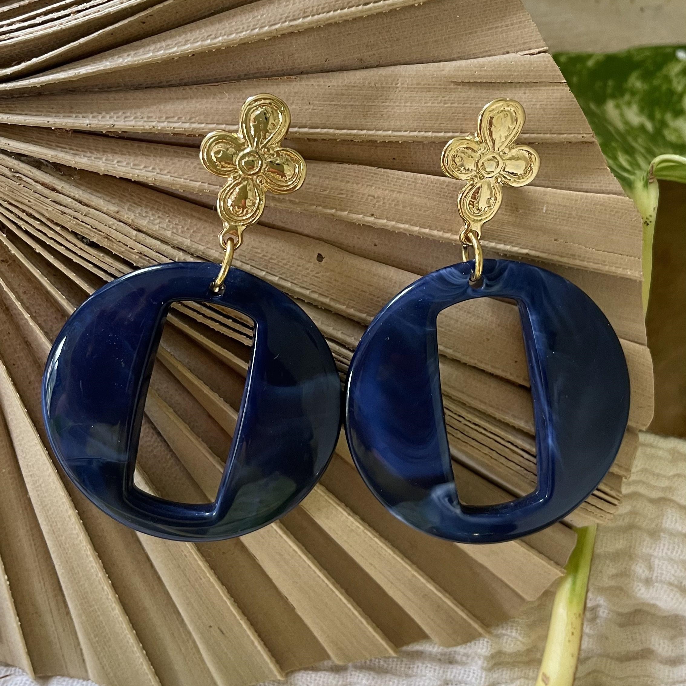 Boucles d'oreilles rond bleu nuit et attache clou fleur dorée