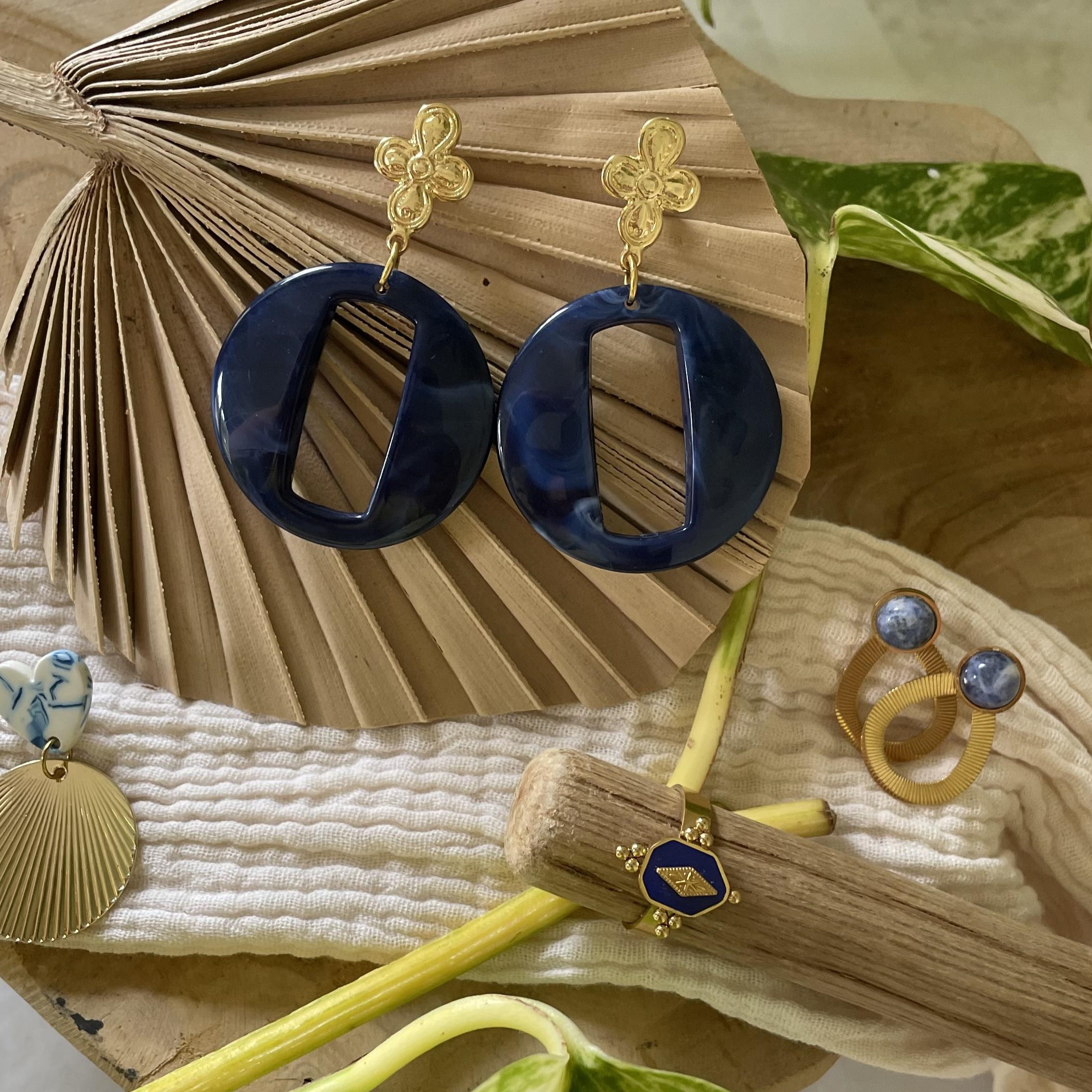 Boucles d'oreilles rond bleu nuit et attache clou fleur dorée – Image 4