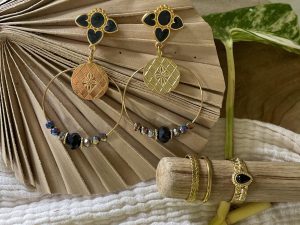 Boucles créoles dorées avec perles noires