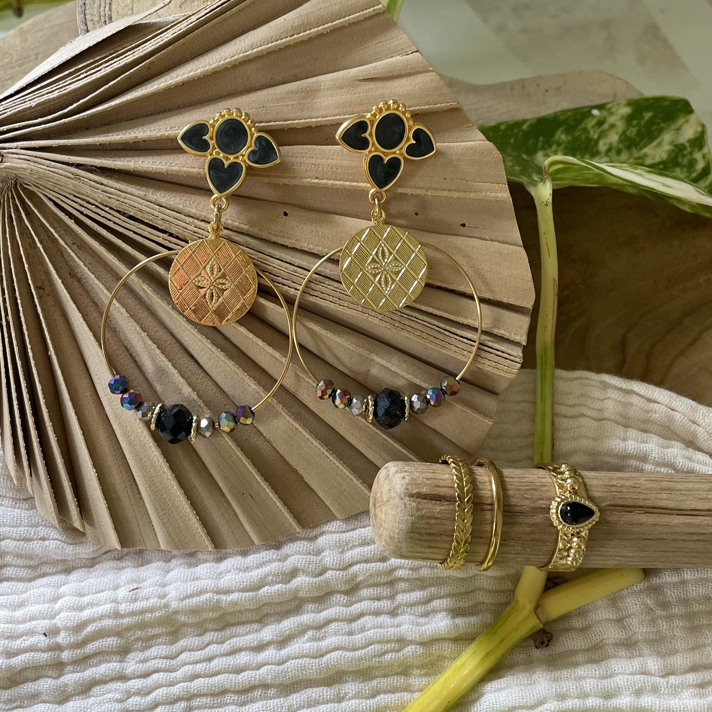 Boucles créoles dorées avec perles noires