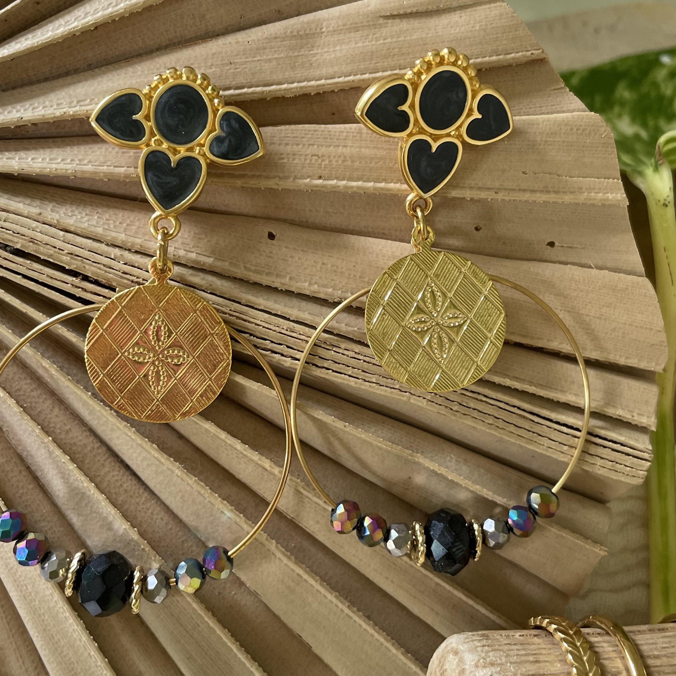 Boucles créoles dorées avec perles noires – Image 3