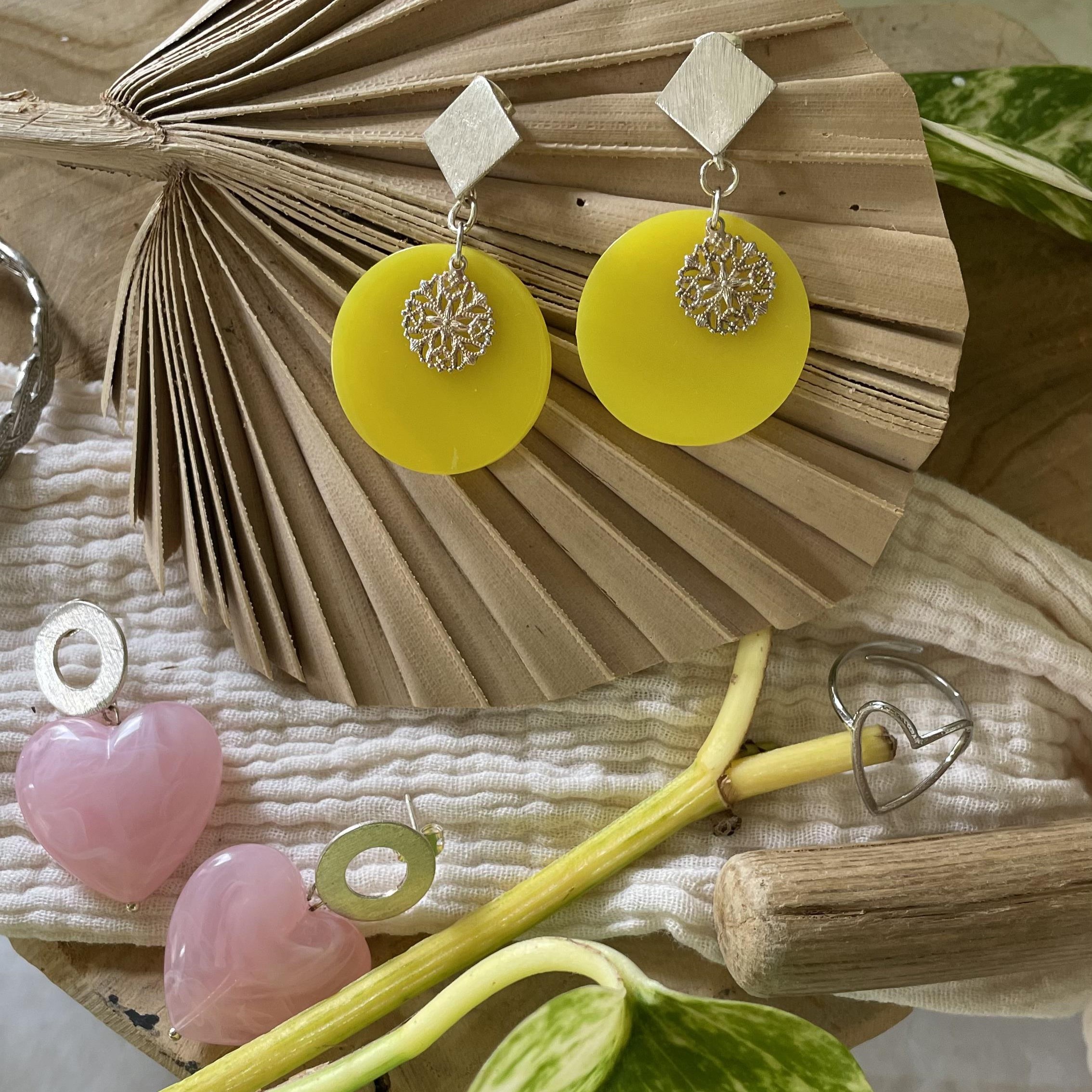 Boucles d'oreilles rond jaune citron losange argenté – Image 2
