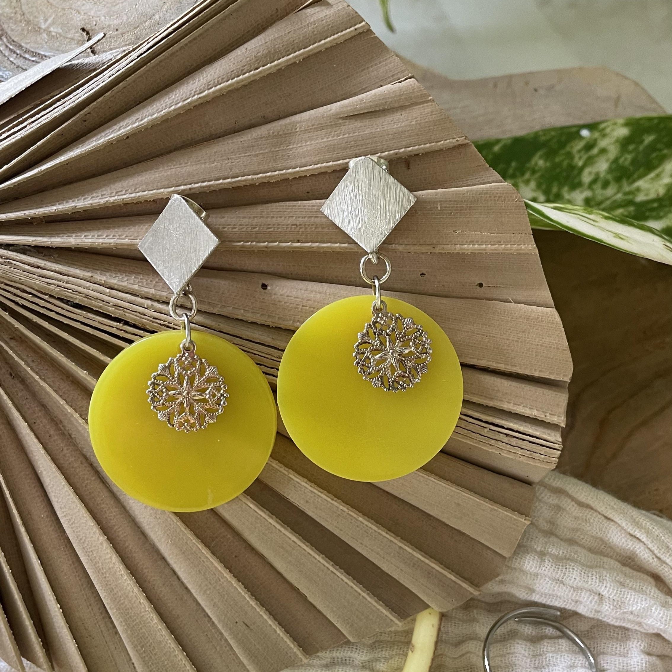 Boucles d'oreilles rond jaune citron losange argenté – Image 3