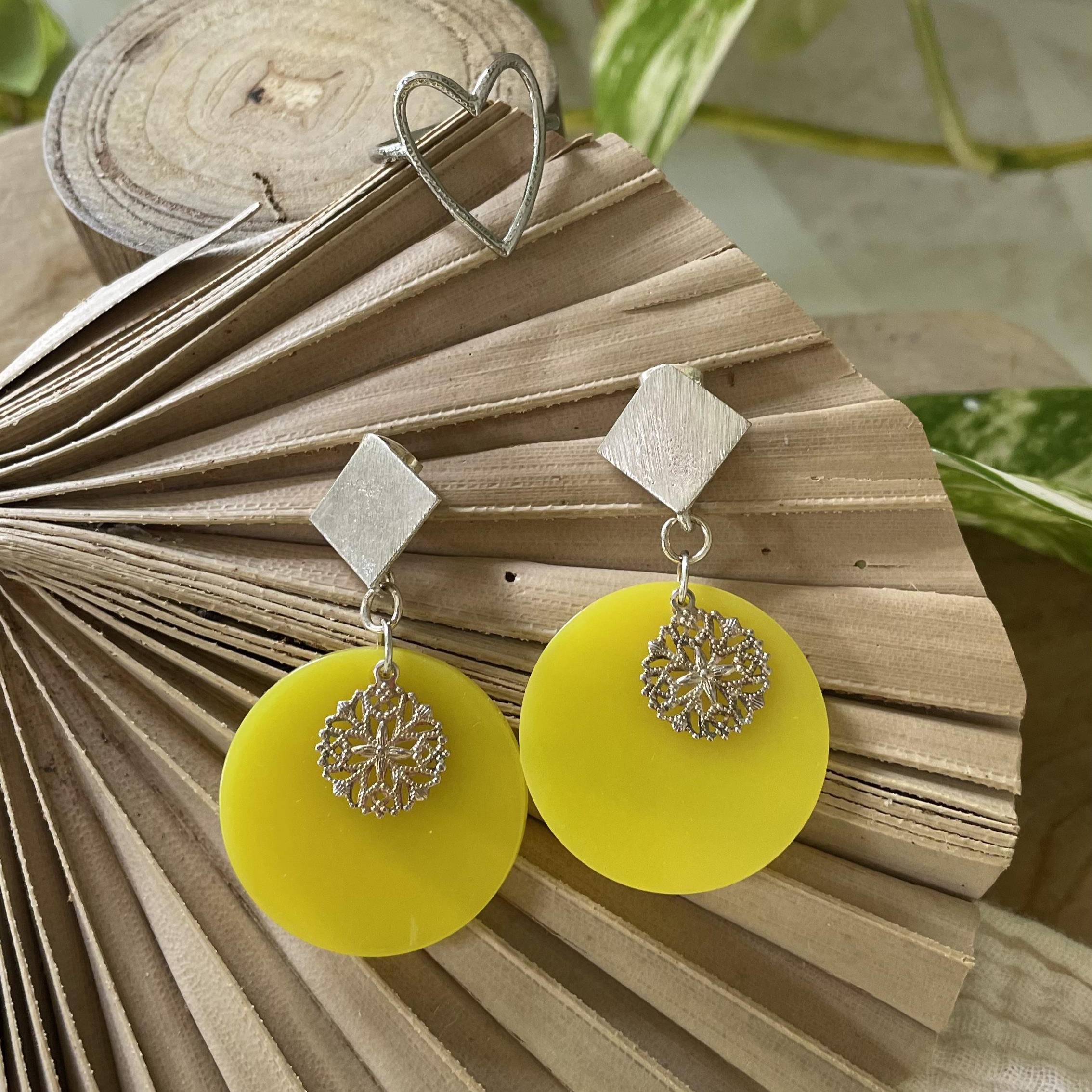 Boucles d'oreilles rond jaune citron losange argenté – Image 4