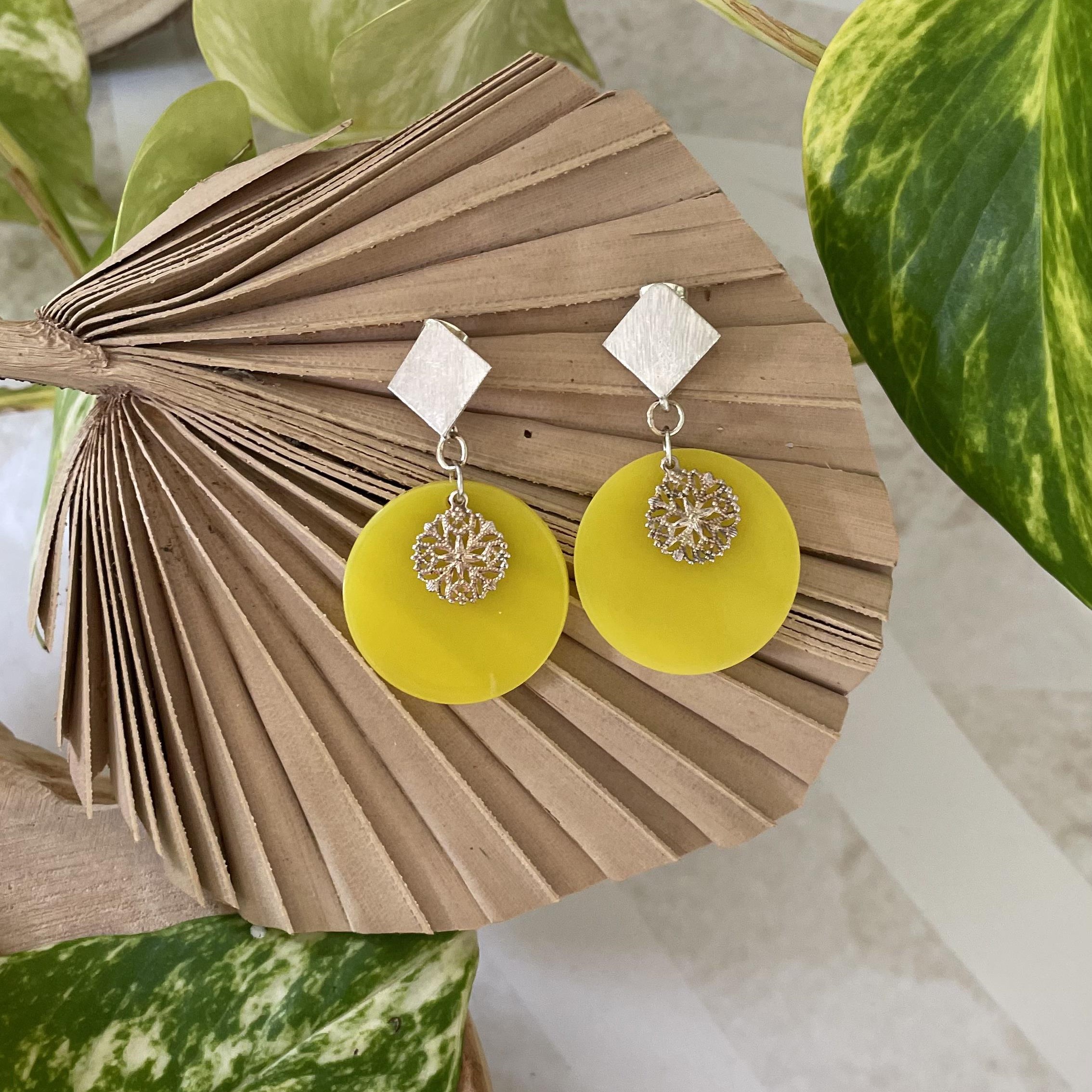 Boucles d'oreilles rond jaune citron losange argenté