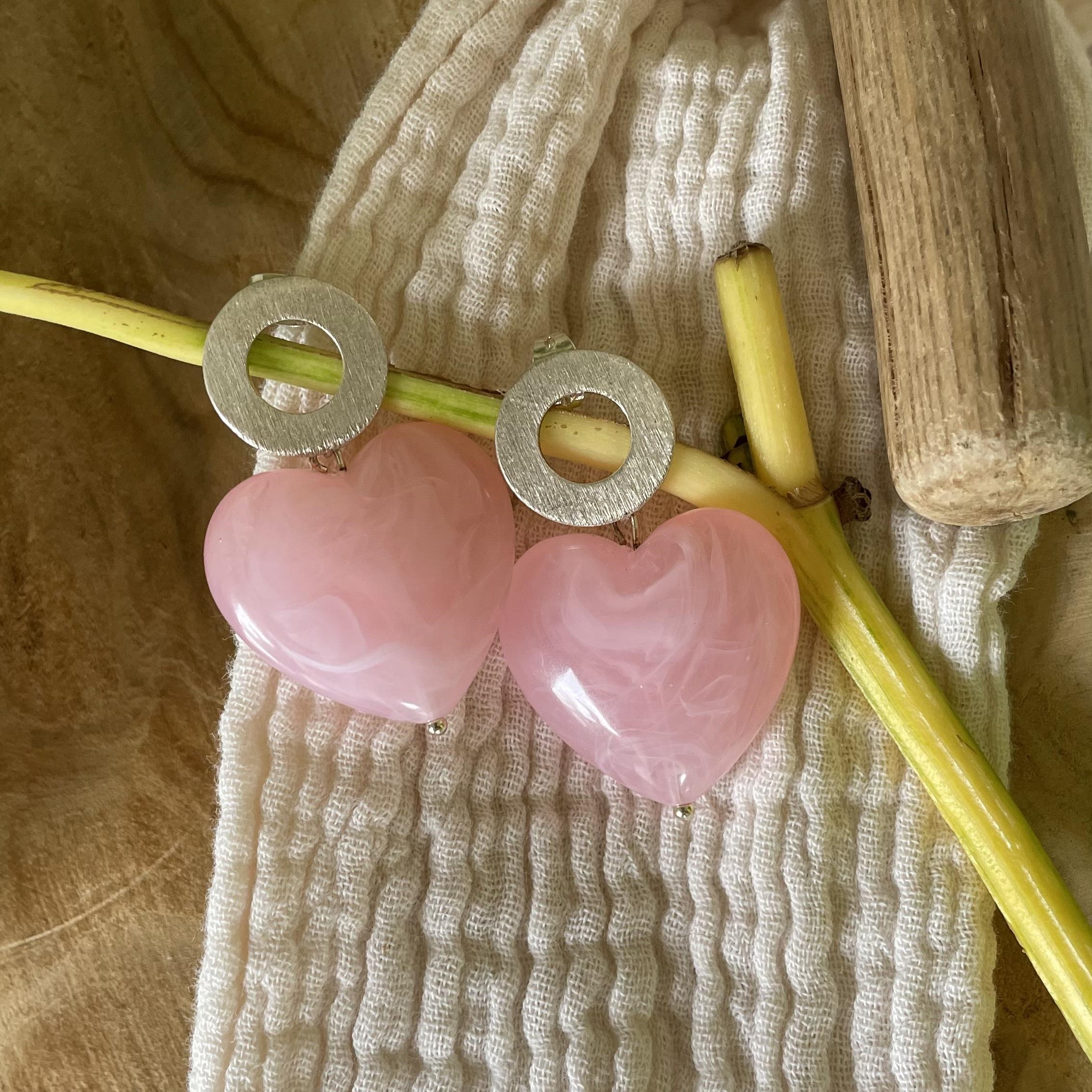 Boucles d'oreilles cœur rose pâle et rond argenté – Image 2