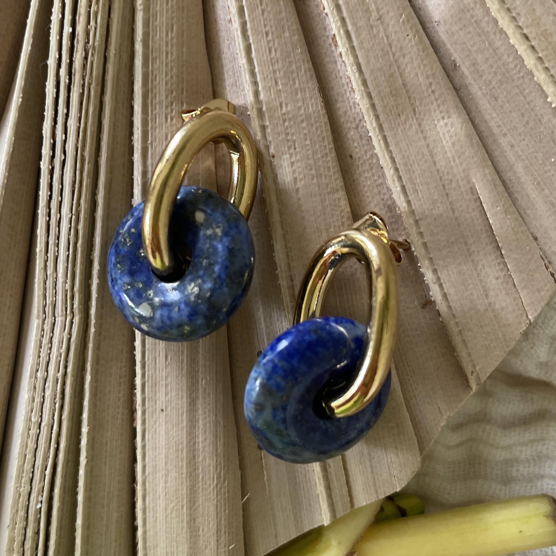 Boucles d'oreilles petites avec ovale bleu nuit – Image 2