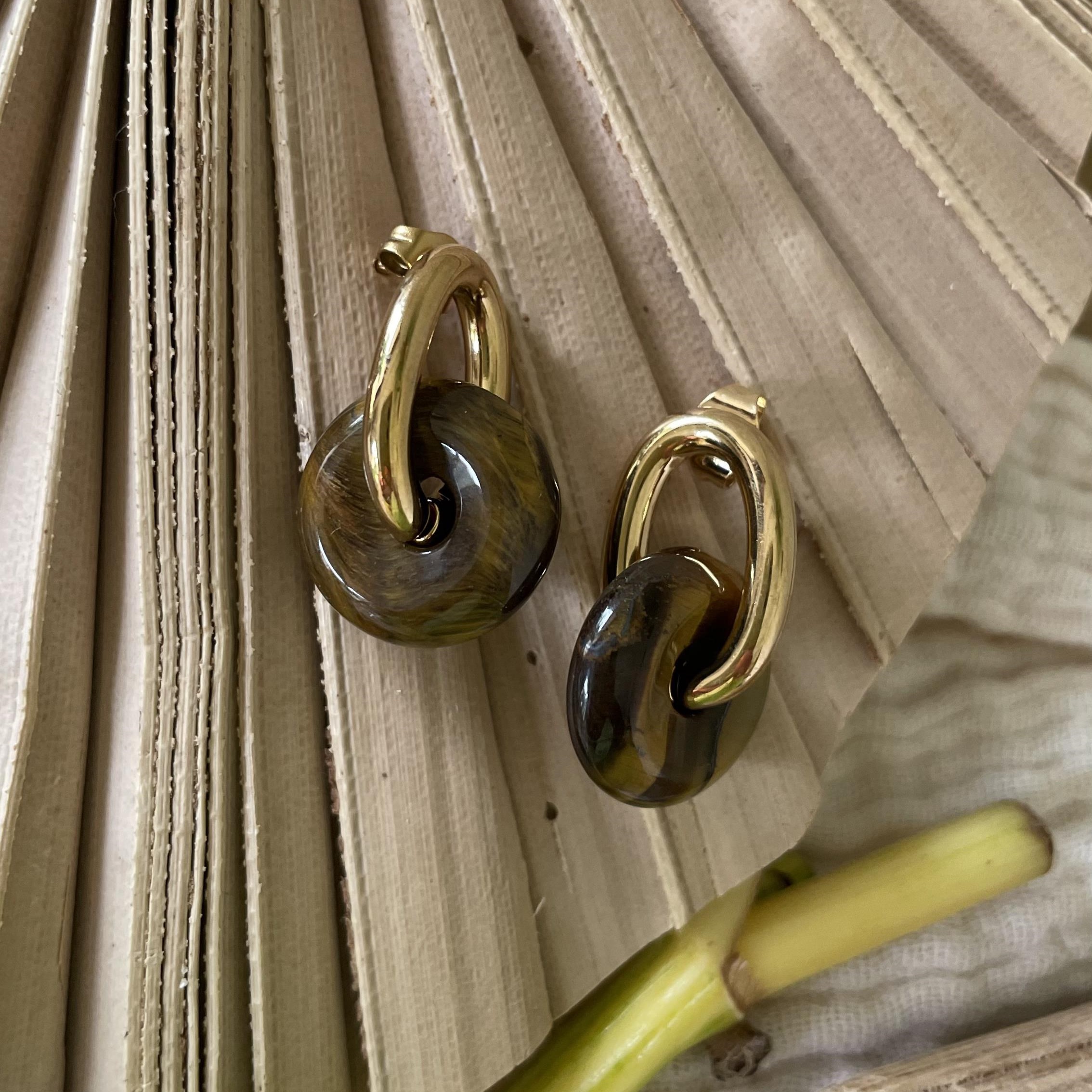 Boucles d'oreilles petites avec ovale marron – Image 3