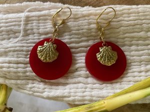 Boucles d'oreilles rouge associé à un coquillage doré
