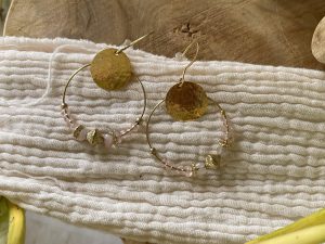 Boucles créoles dorées avec perles quartz rose