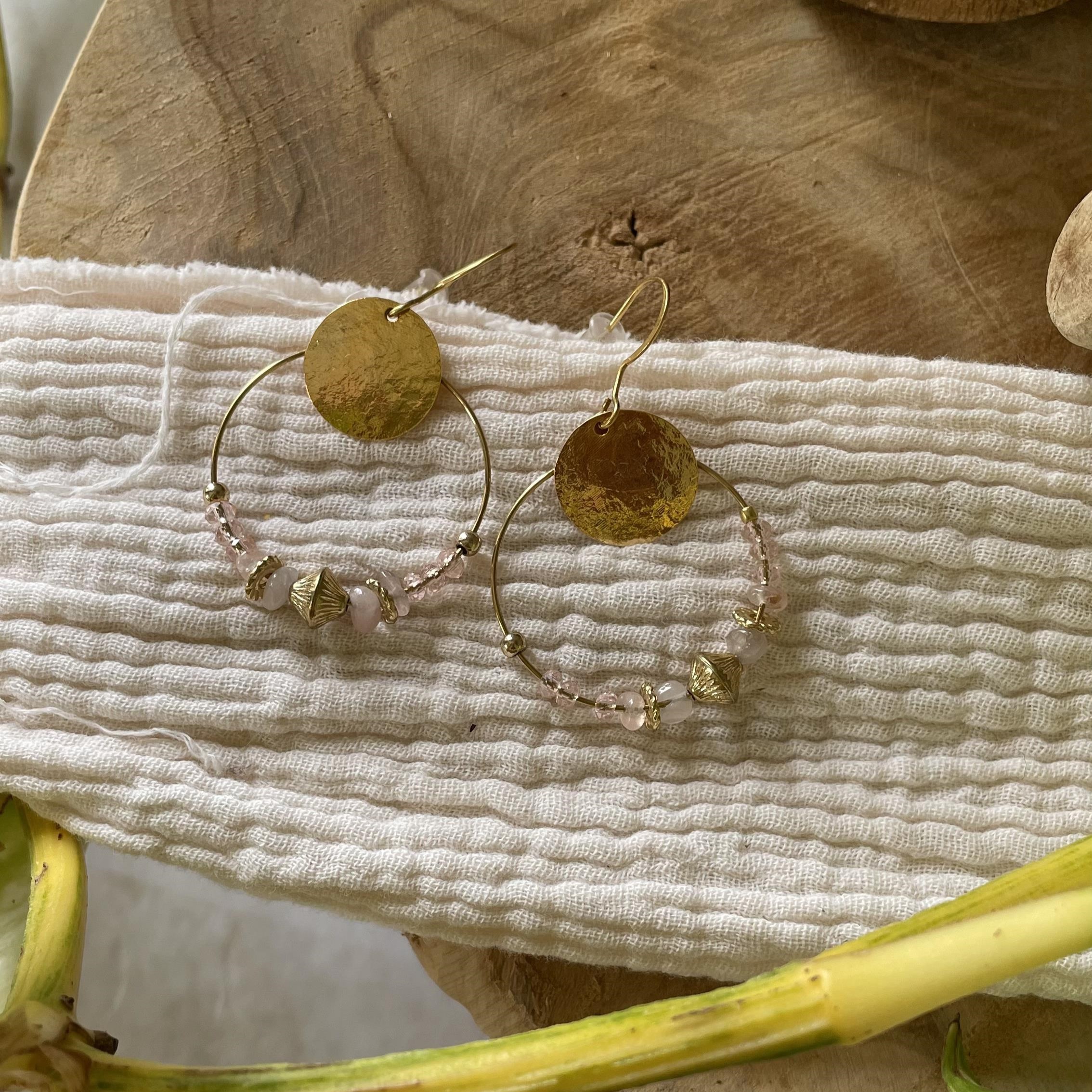 Boucles créoles dorées avec perles quartz rose