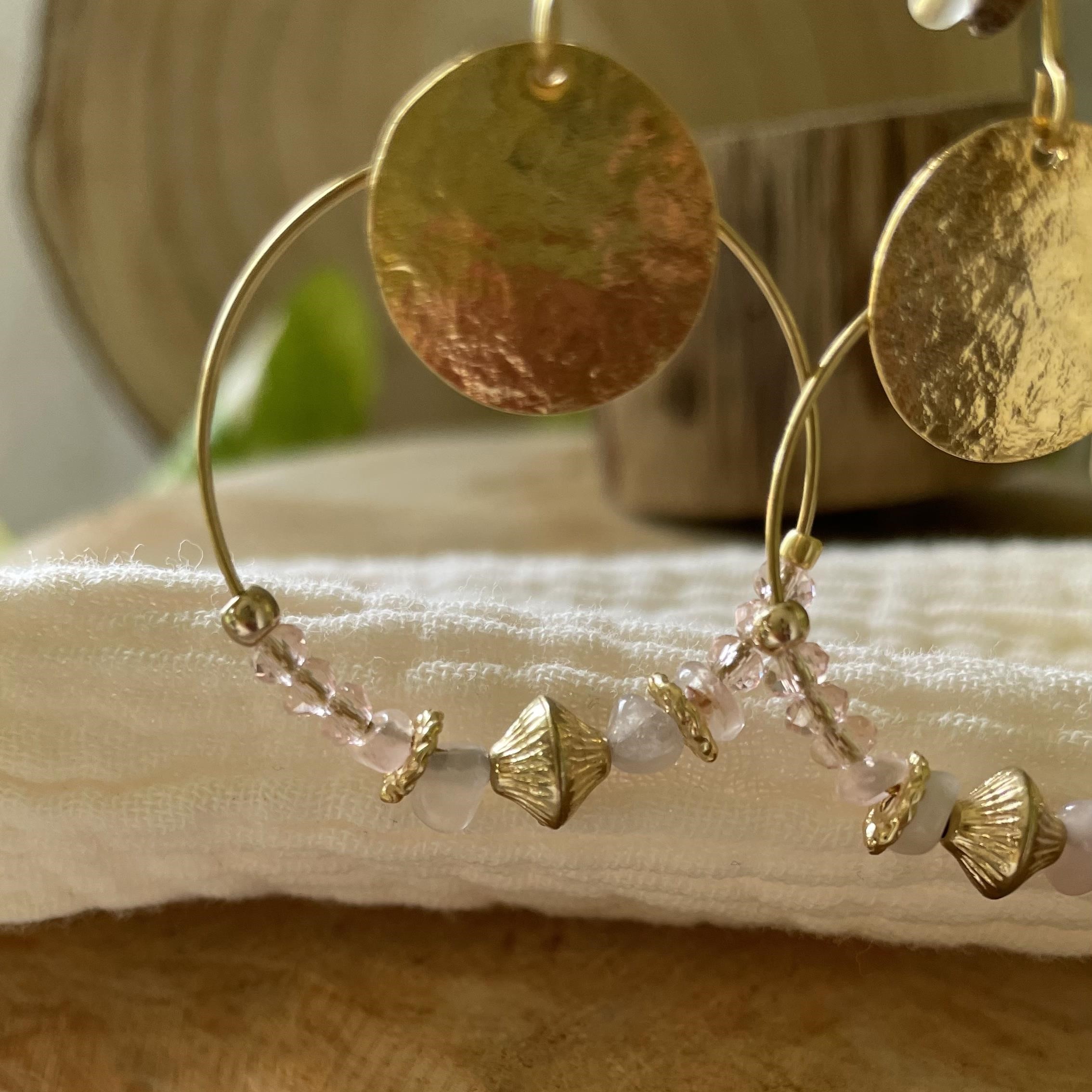 Boucles créoles dorées avec perles quartz rose – Image 2