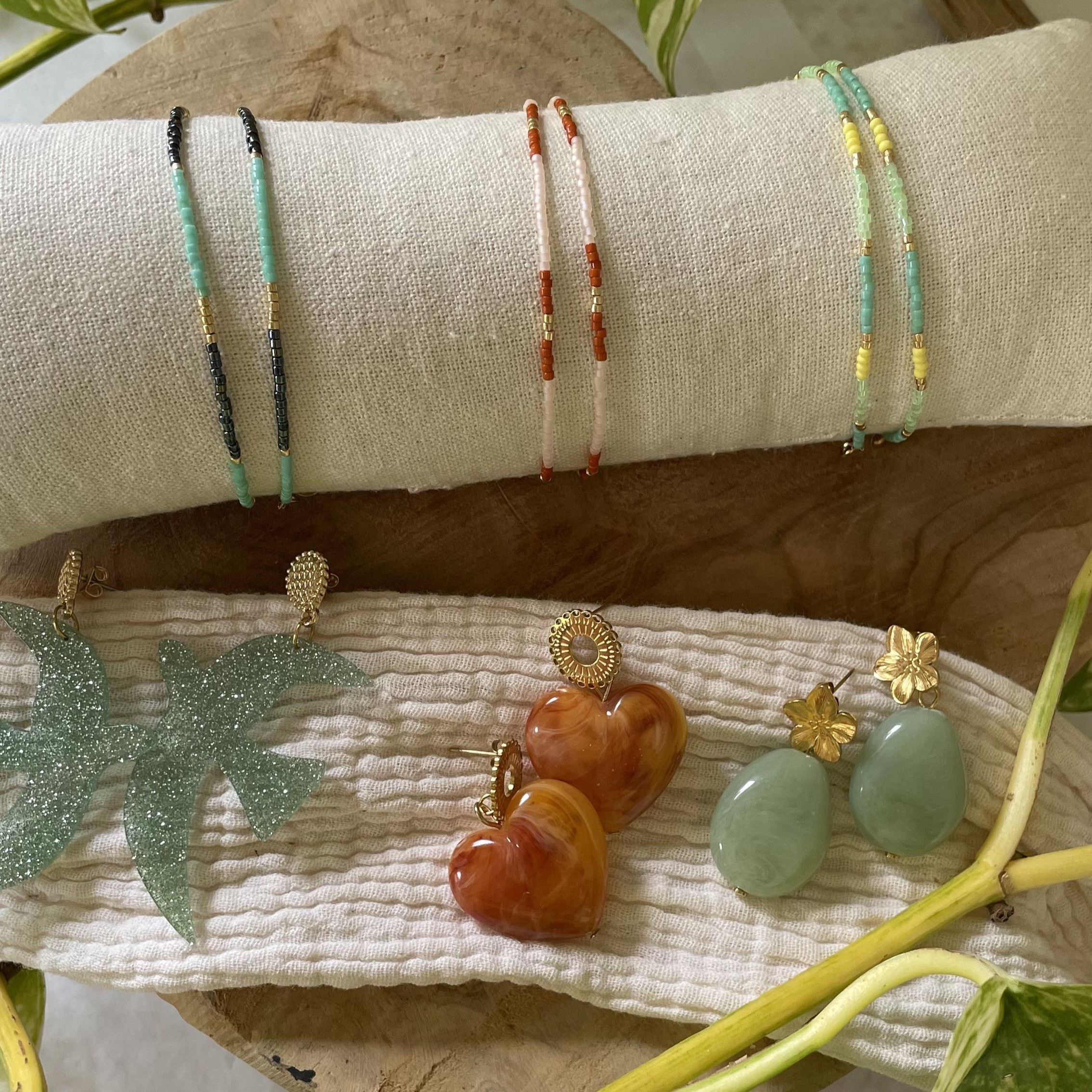 Boucles d'oreilles goutte verte et fleur dorée chic – Image 3