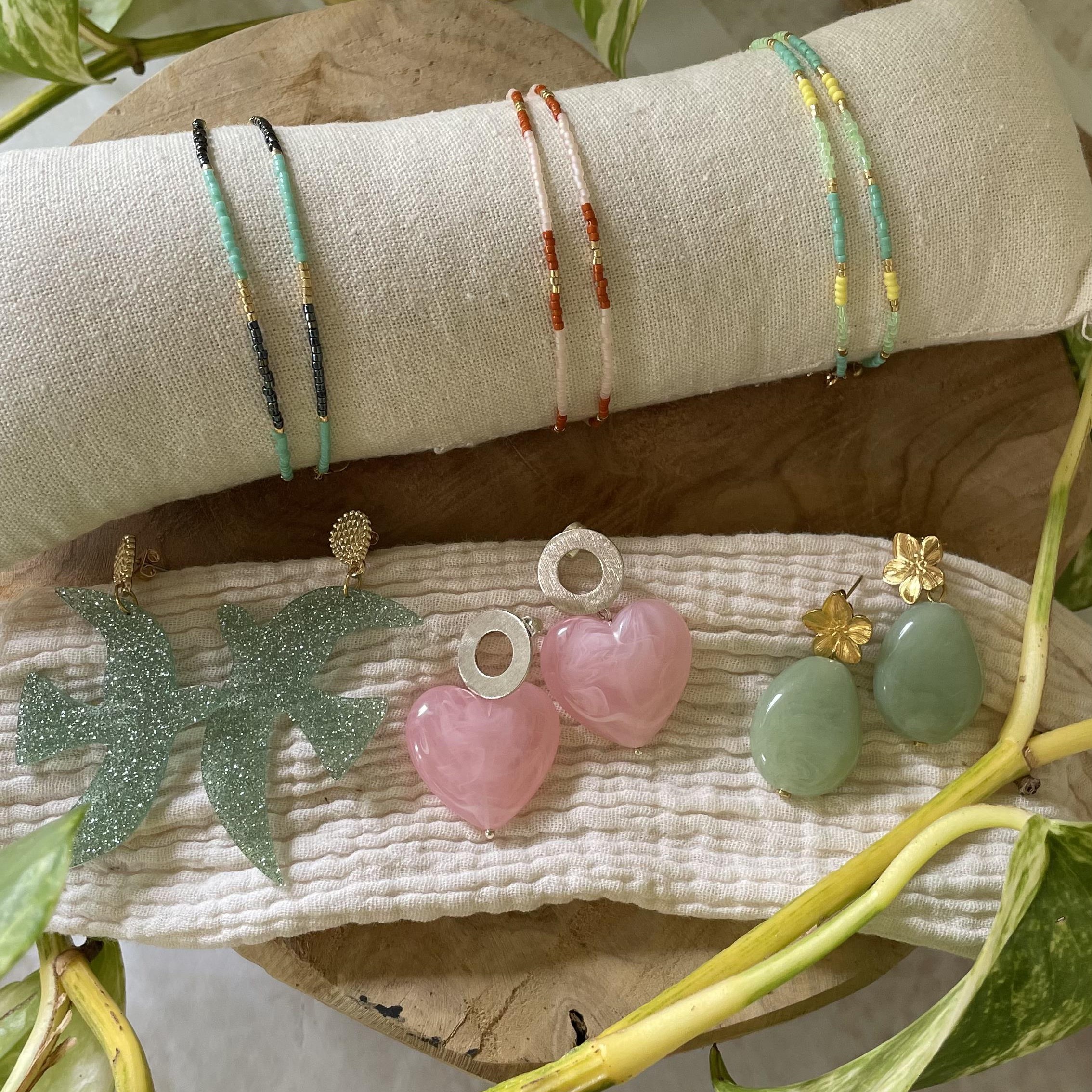 Boucles d'oreilles oiseau vert d'eau pailleté – Image 3