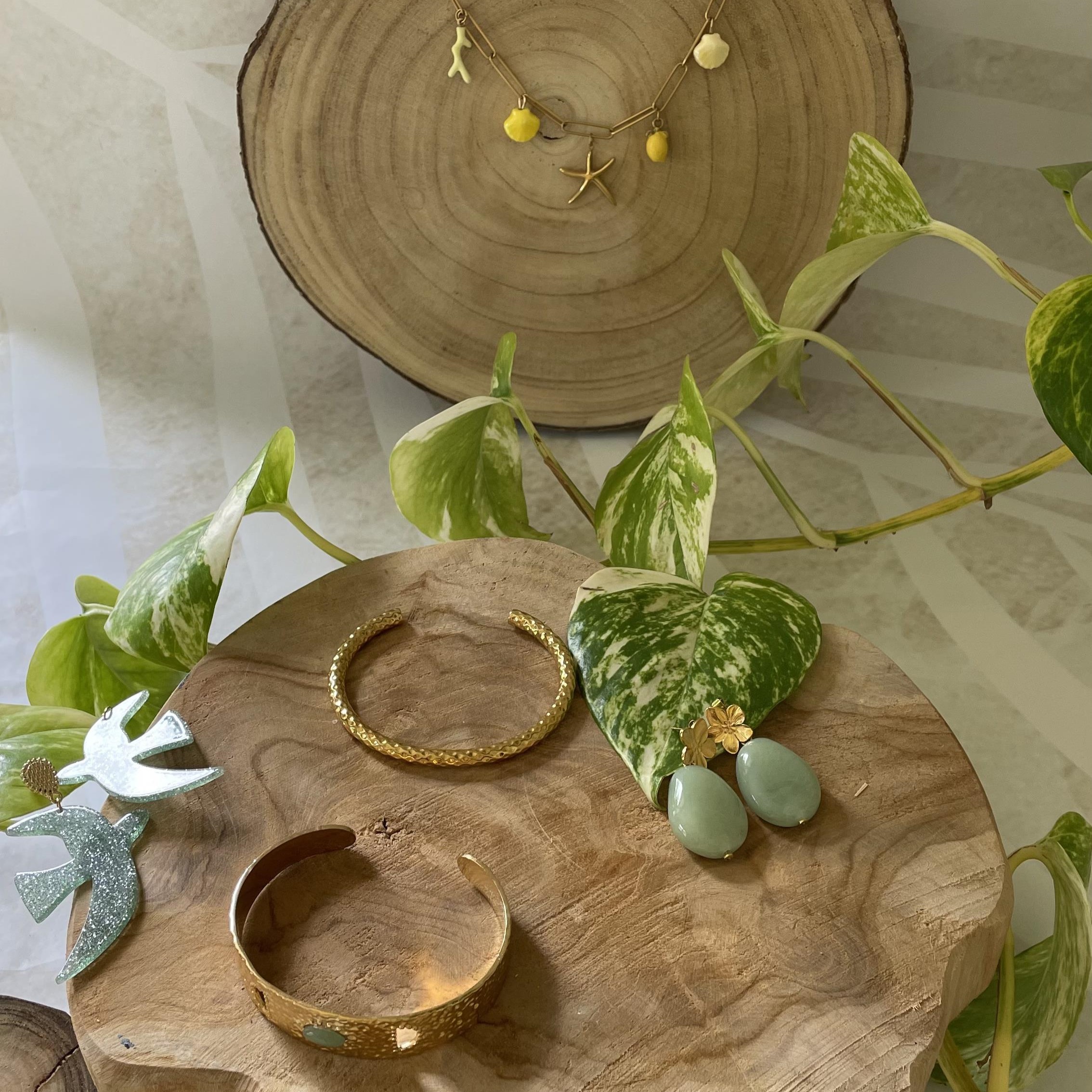 Boucles d'oreilles goutte verte et fleur dorée chic – Image 5