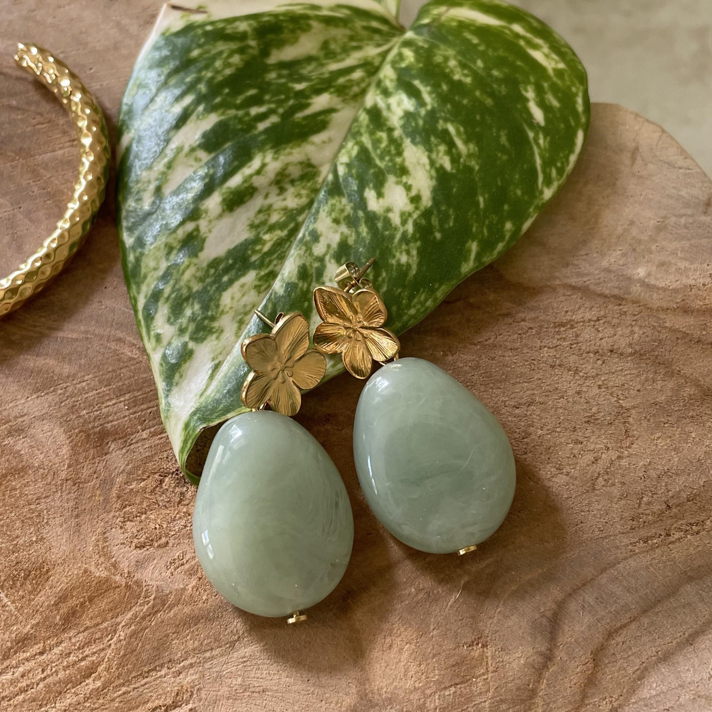 Boucles d'oreilles goutte verte et fleur dorée chic – Image 6