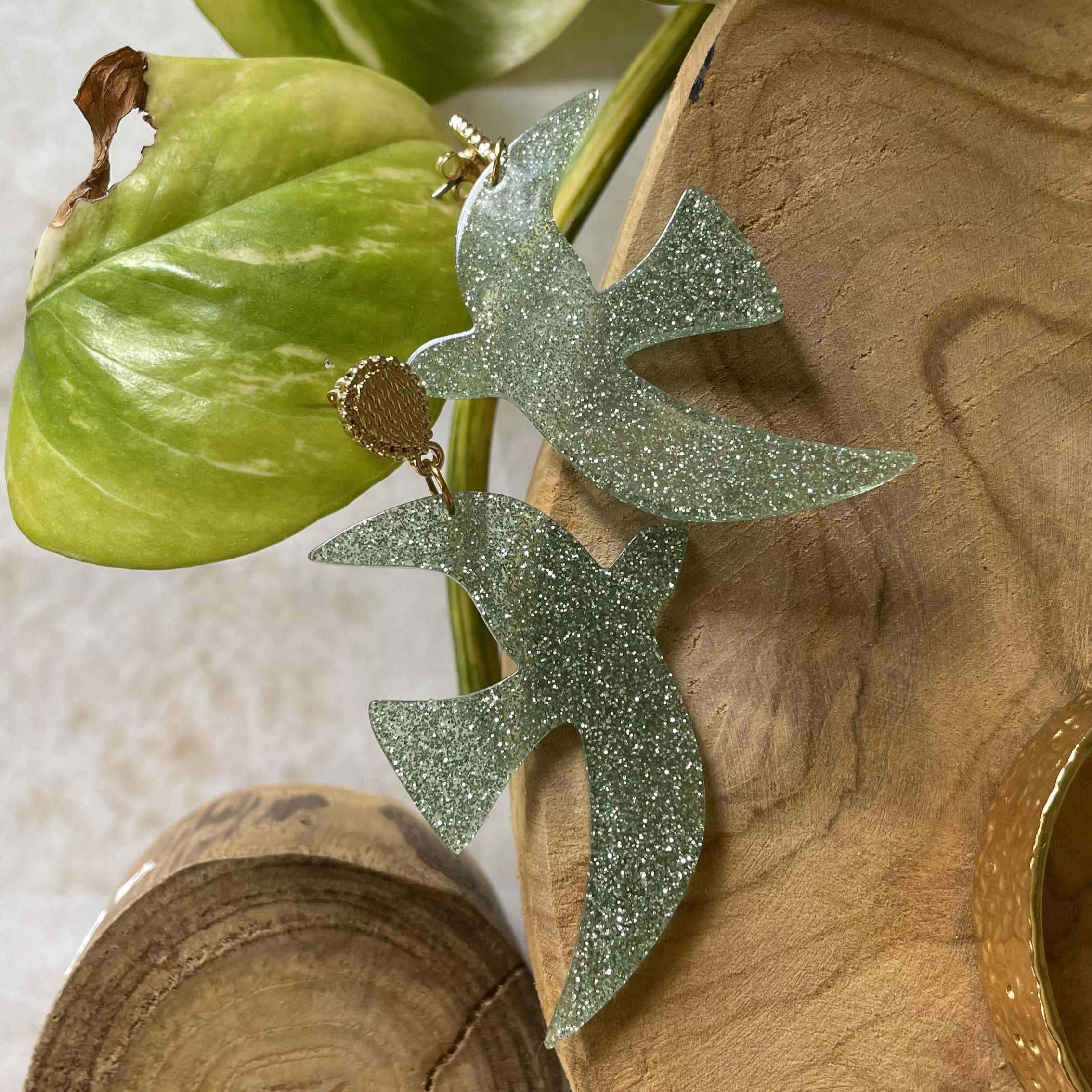 Boucles d'oreilles oiseau vert d'eau pailleté – Image 4