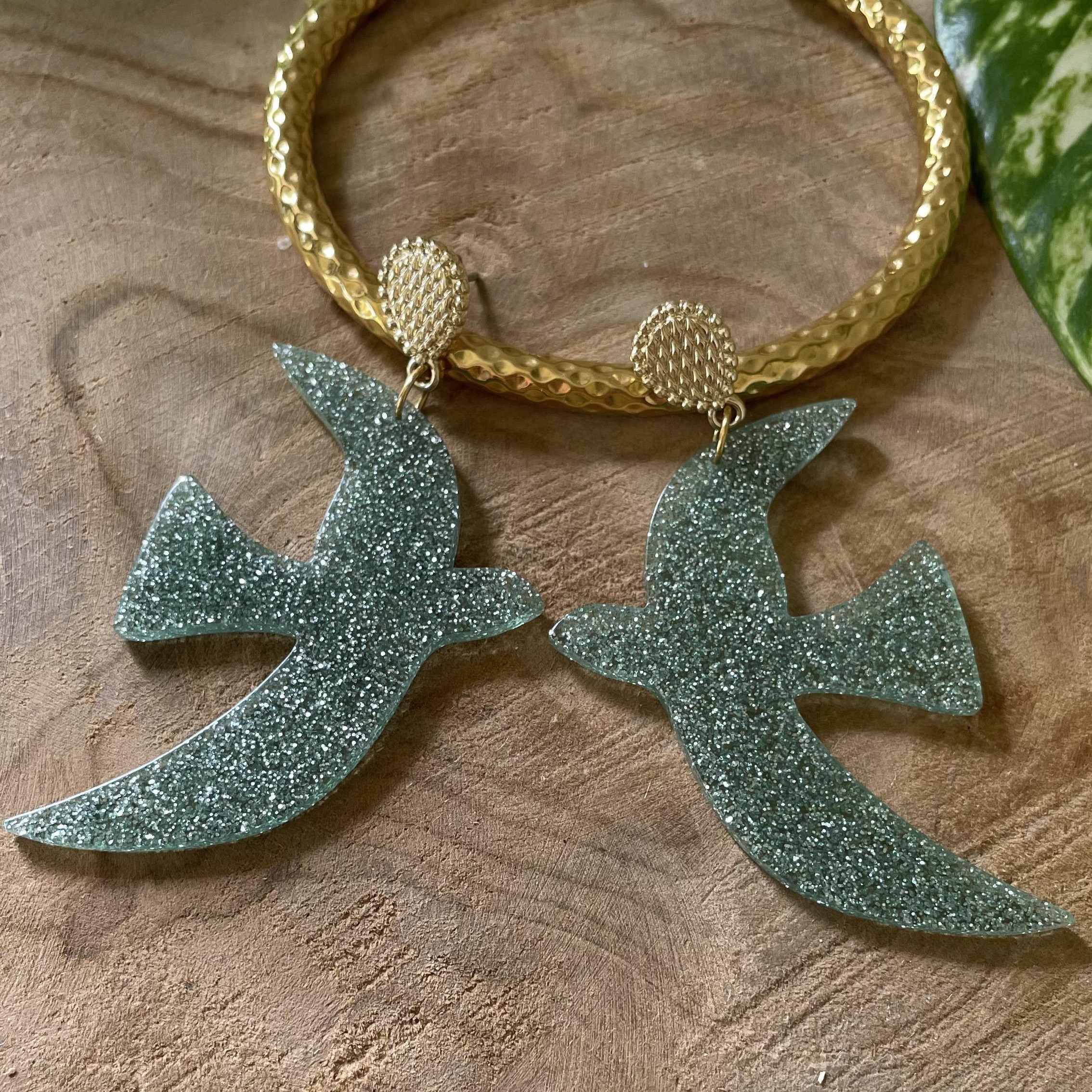 Boucles d'oreilles oiseau vert d'eau pailleté – Image 5
