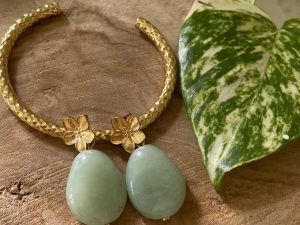 Boucles d'oreilles goutte verte et fleur dorée chic