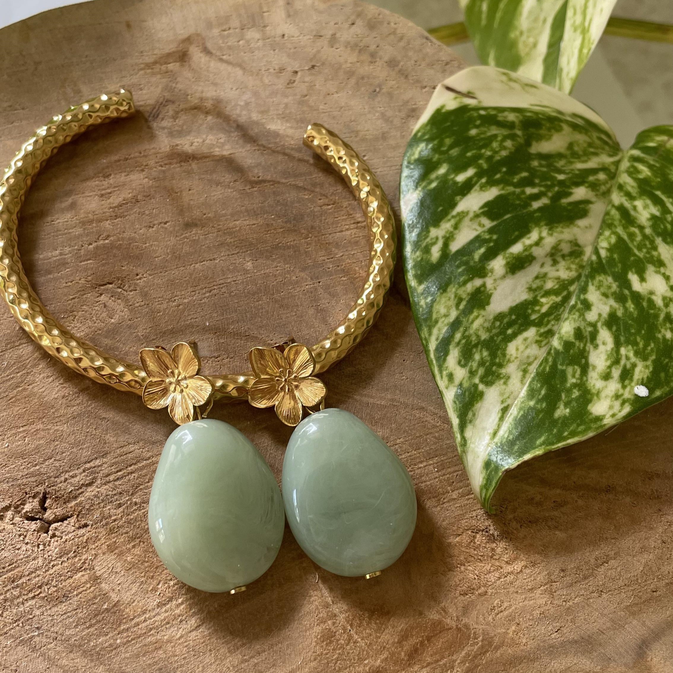 Boucles d'oreilles goutte verte et fleur dorée chic