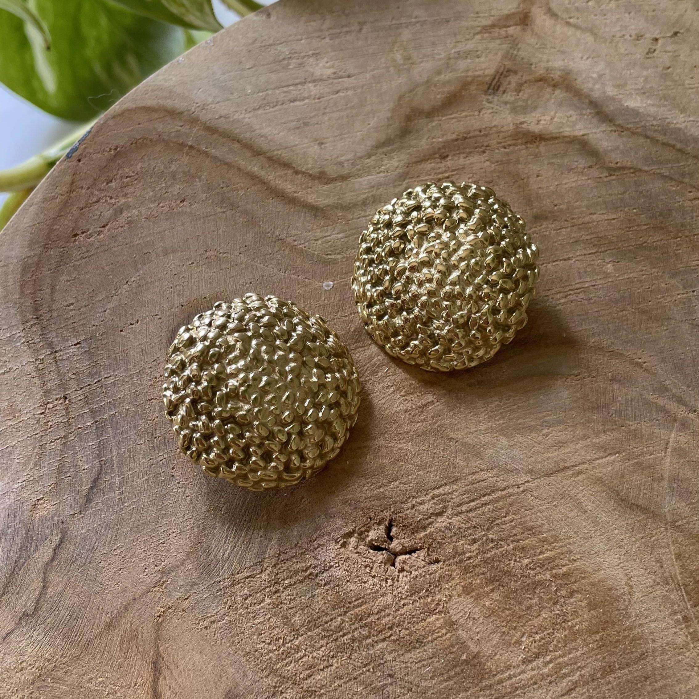Boucles d'oreilles rondes chics et dorées – Image 2