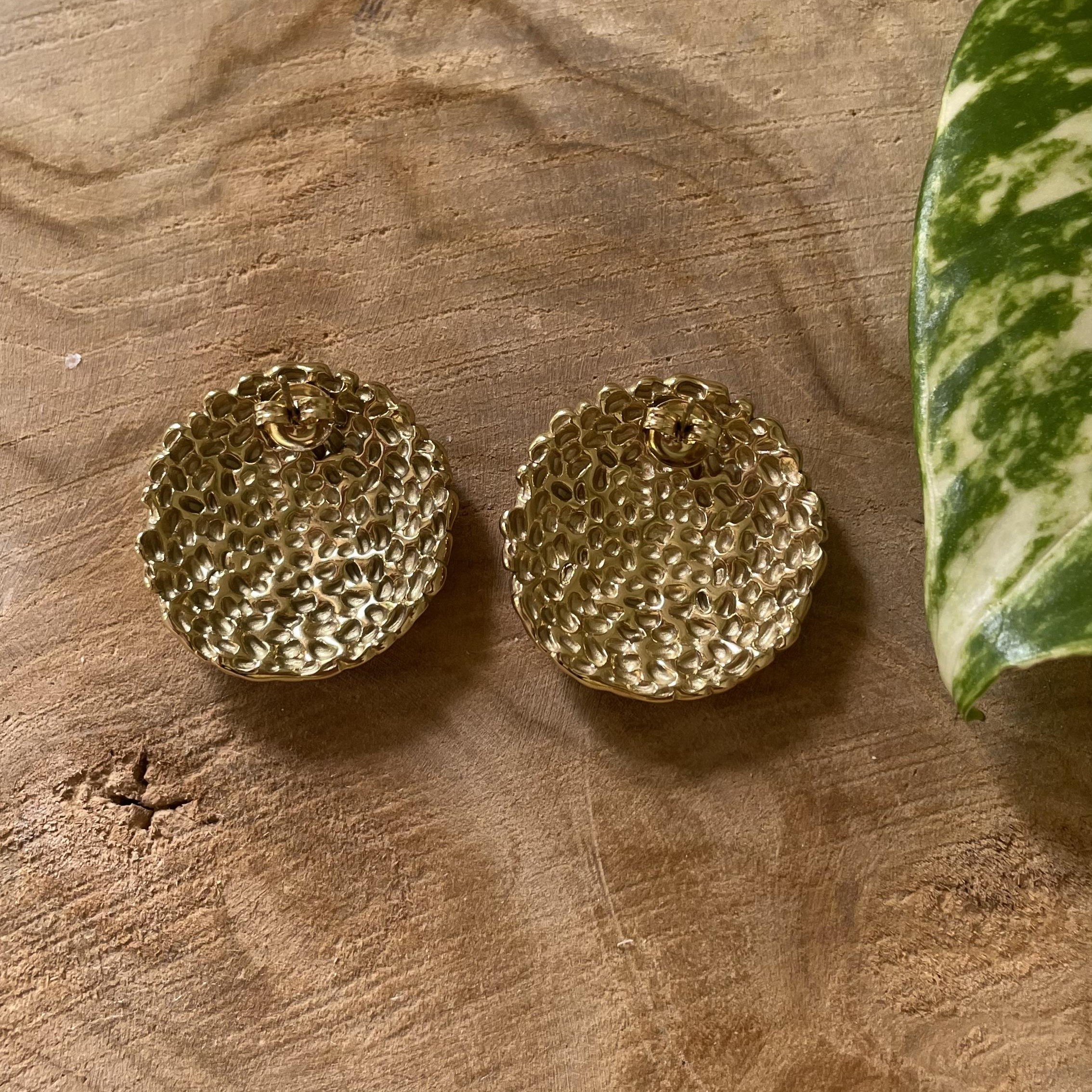 Boucles d'oreilles rondes chics et dorées – Image 3