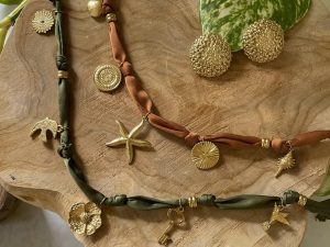 Collier ruban tissu kaki et breloques dorées