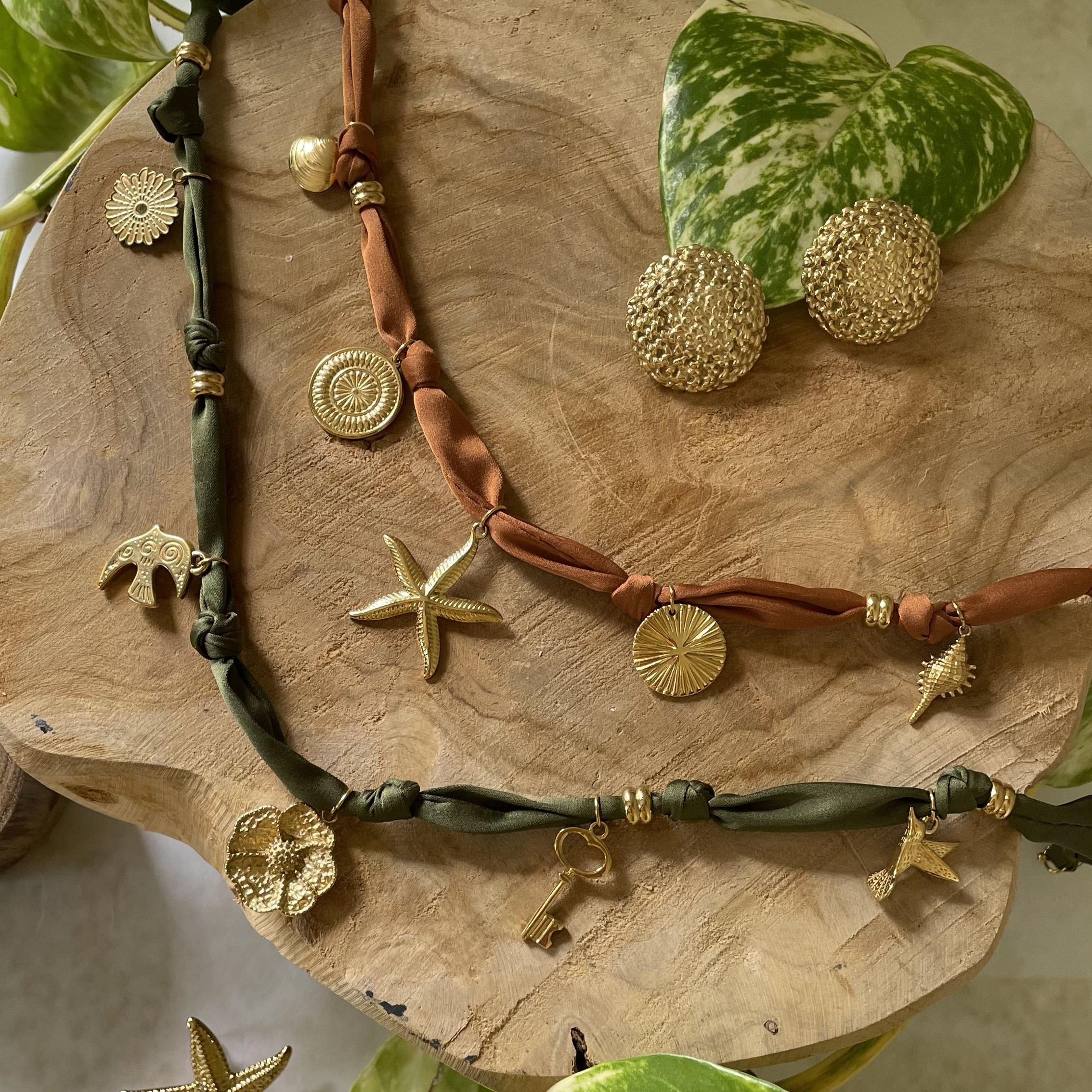 Collier tissu noué style satin terracotta avec pampilles dorées – Image 2