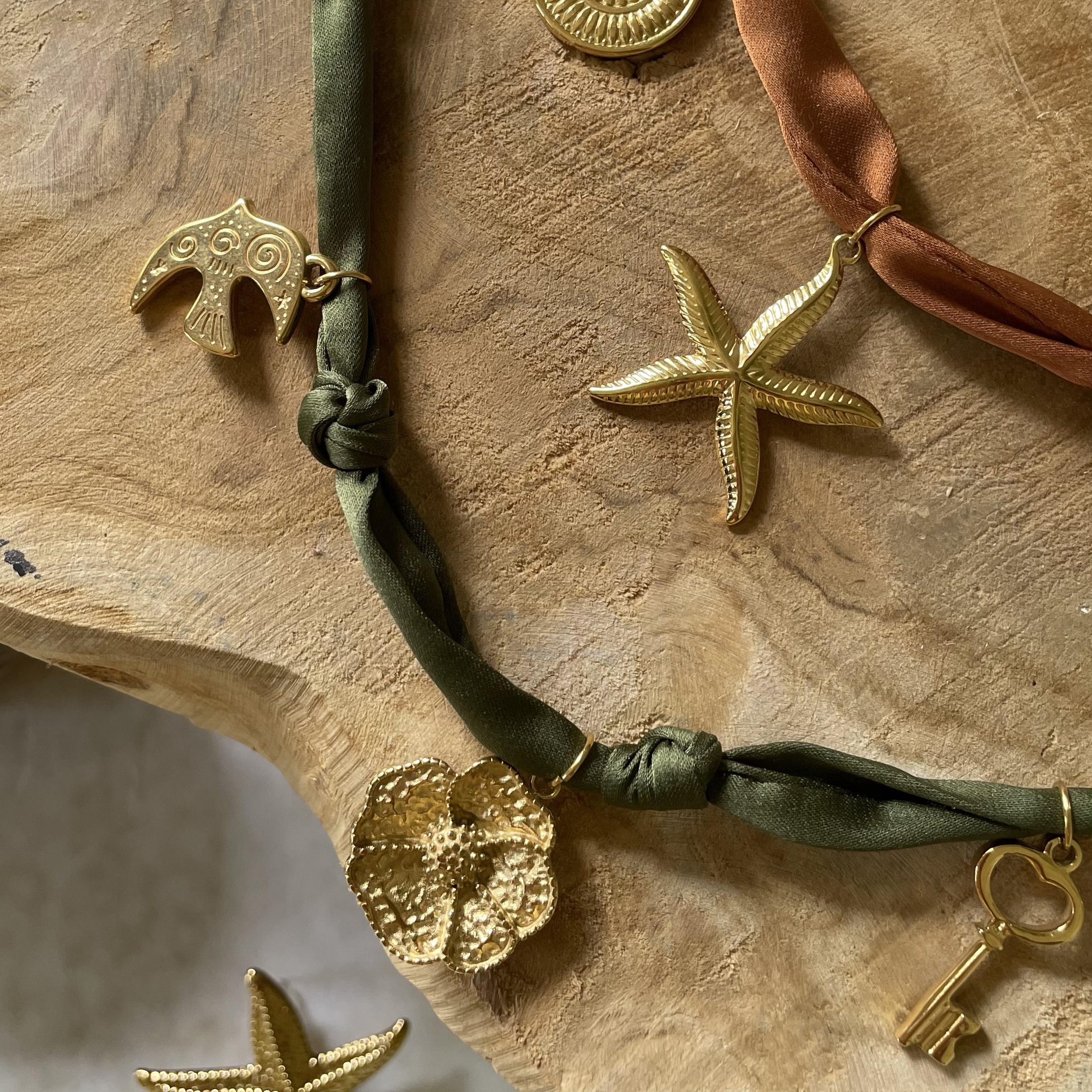 Collier tissu noué style satin terracotta avec pampilles dorées – Image 3