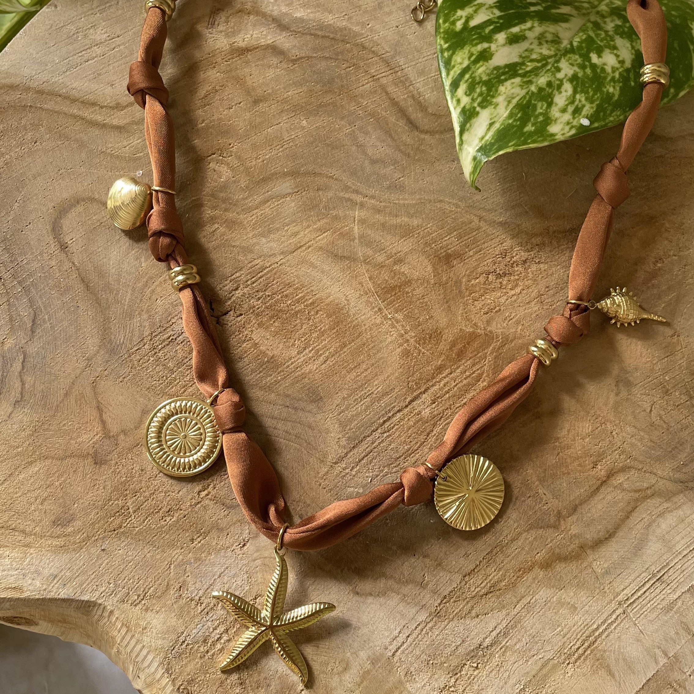 Collier tissu noué style satin terracotta avec pampilles dorées – Image 4
