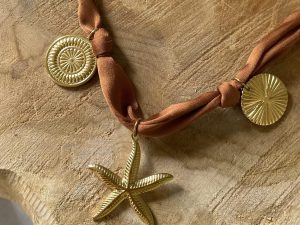 Collier tissu noué style satin terracotta avec pampilles dorées