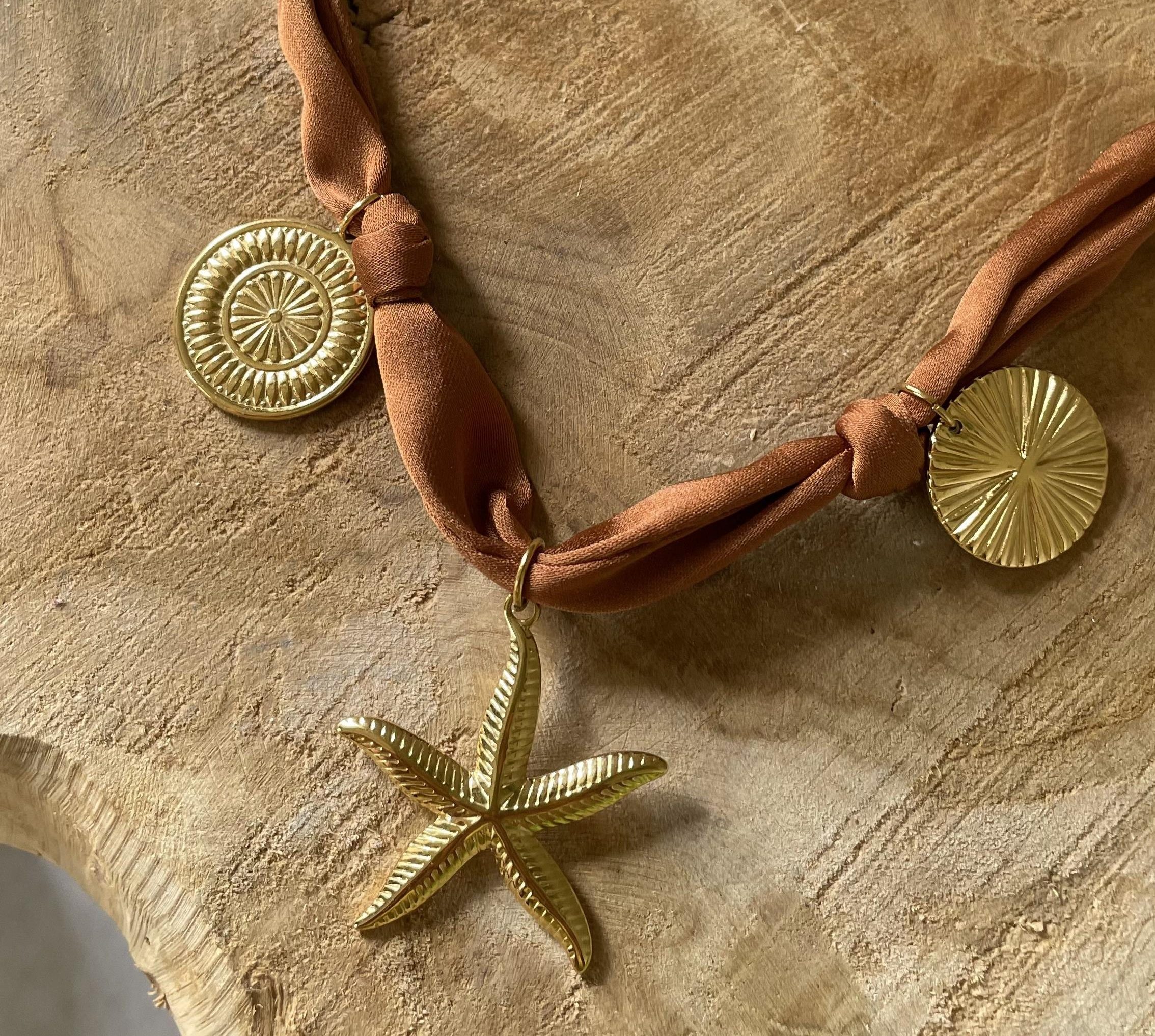 Collier tissu noué style satin terracotta avec pampilles dorées