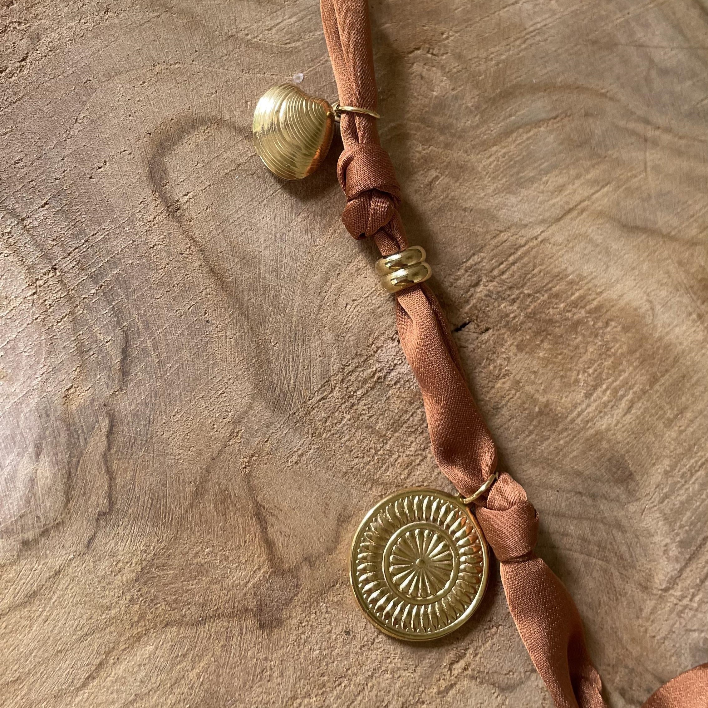 Collier tissu noué style satin terracotta avec pampilles dorées – Image 6