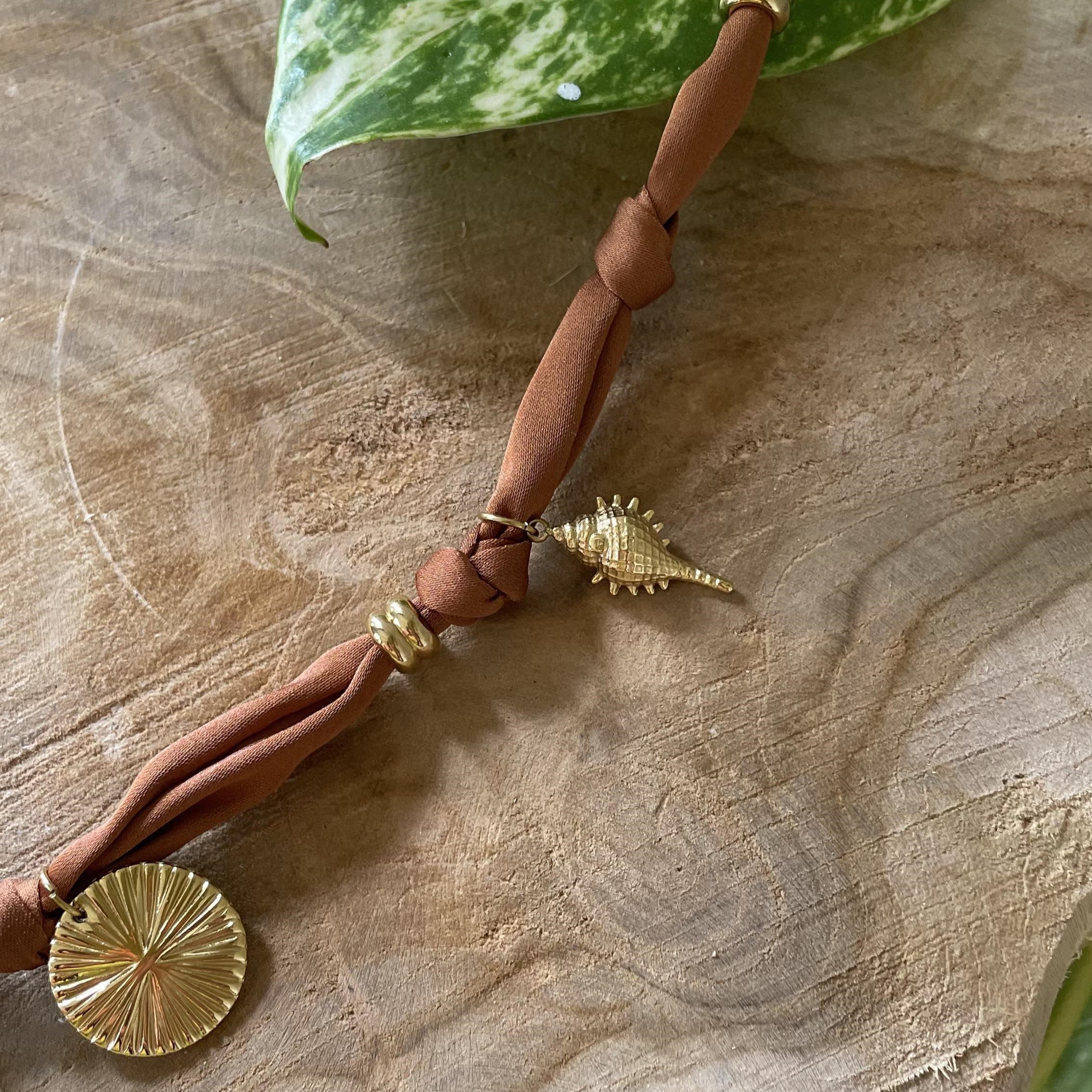 Collier tissu noué style satin terracotta avec pampilles dorées – Image 7