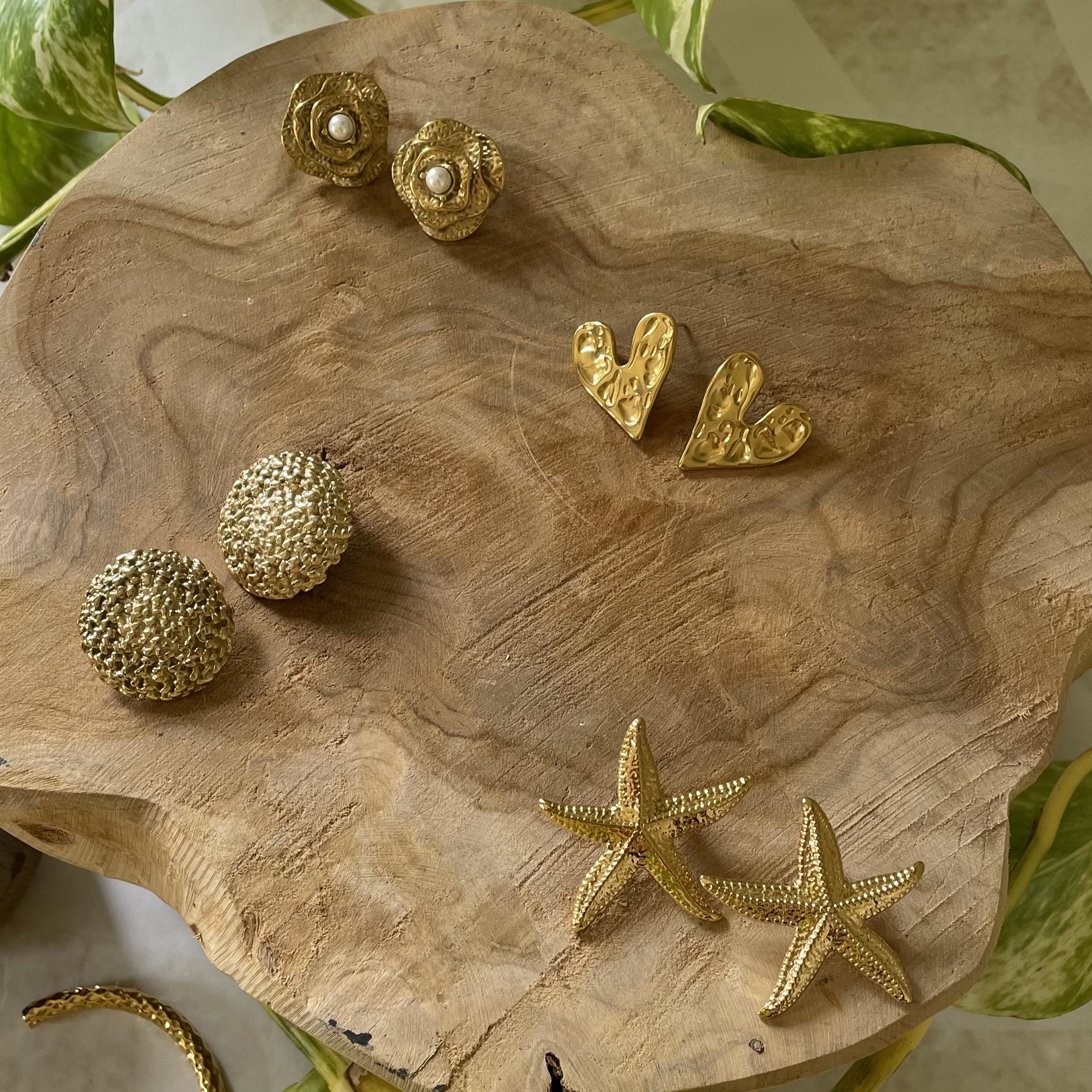 Boucles d'oreilles en acier inoxydable cœur martelé doré – Image 2