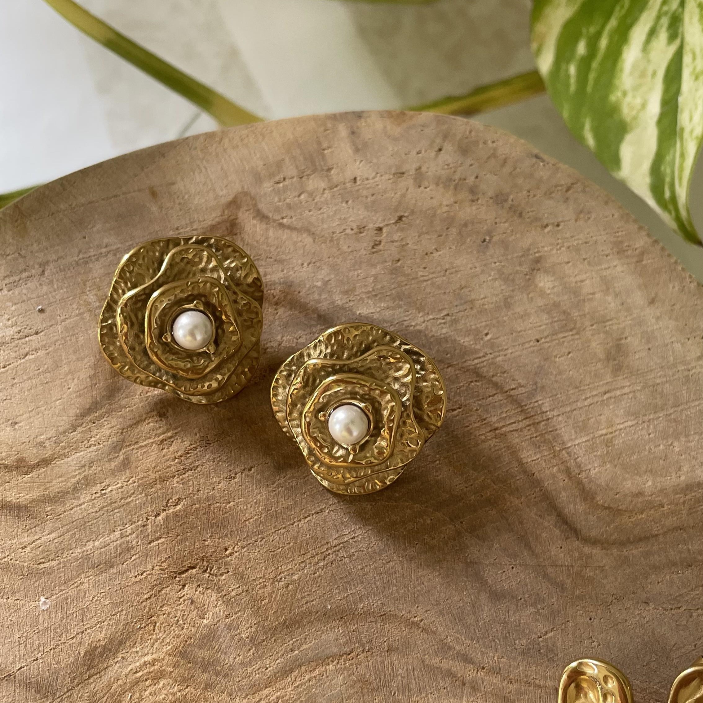 Boucles d'oreilles rond doré et perle centrale – Image 3
