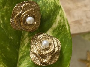 Boucles d'oreilles rond doré et perle centrale