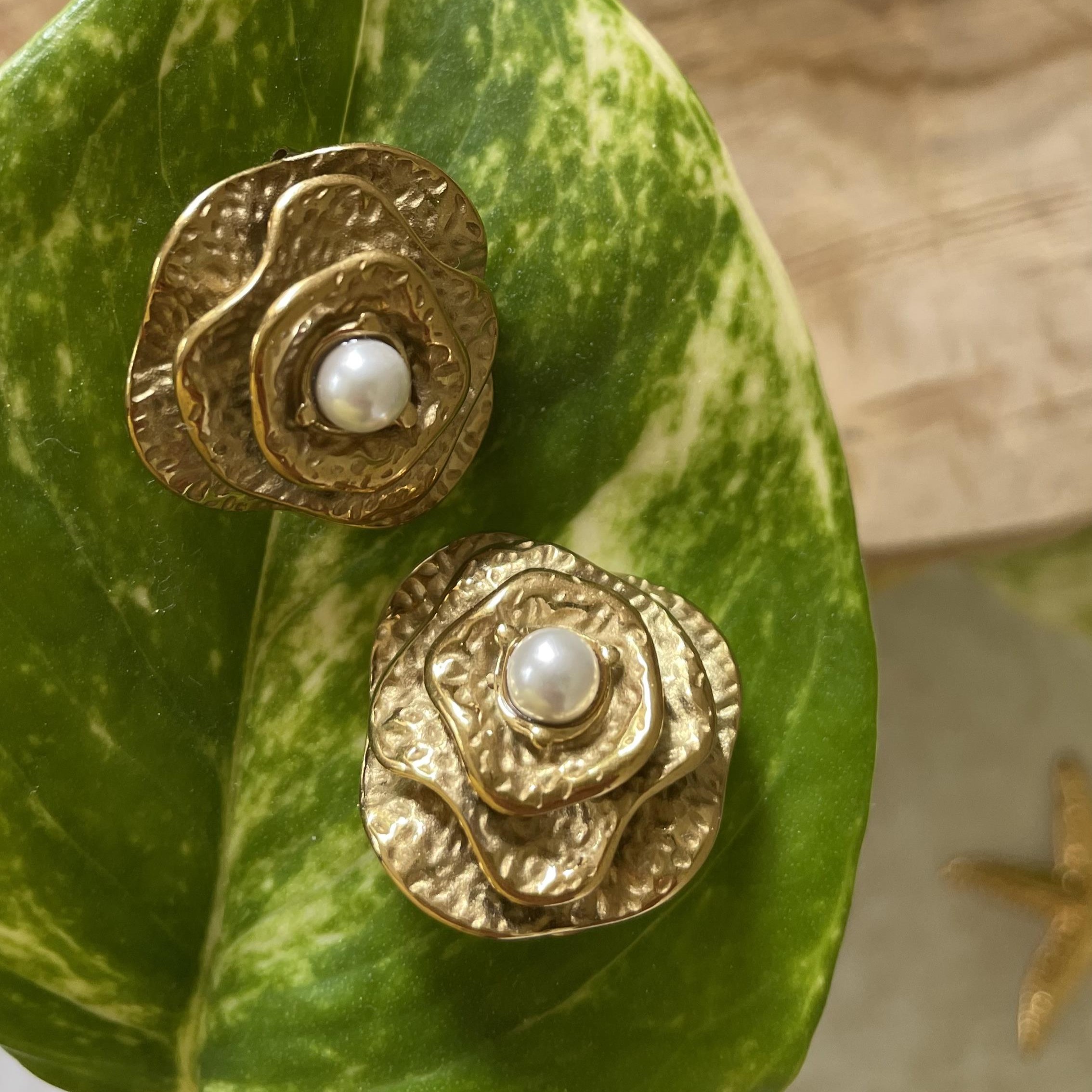 Boucles d'oreilles rond doré et perle centrale