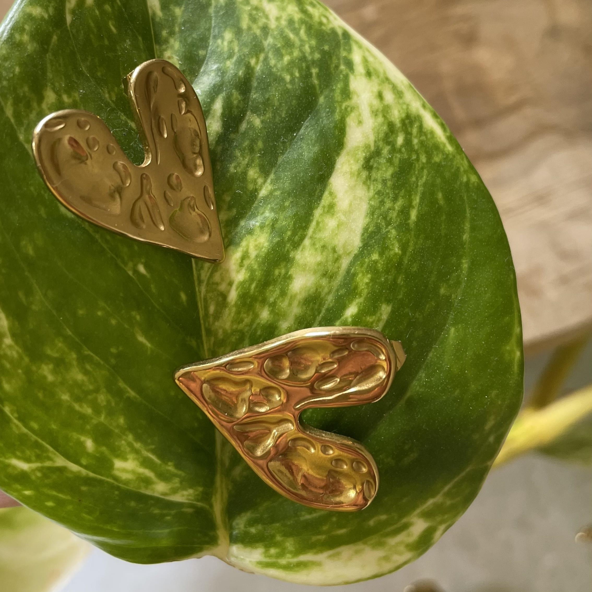 Boucles d'oreilles en acier inoxydable cœur martelé doré – Image 3