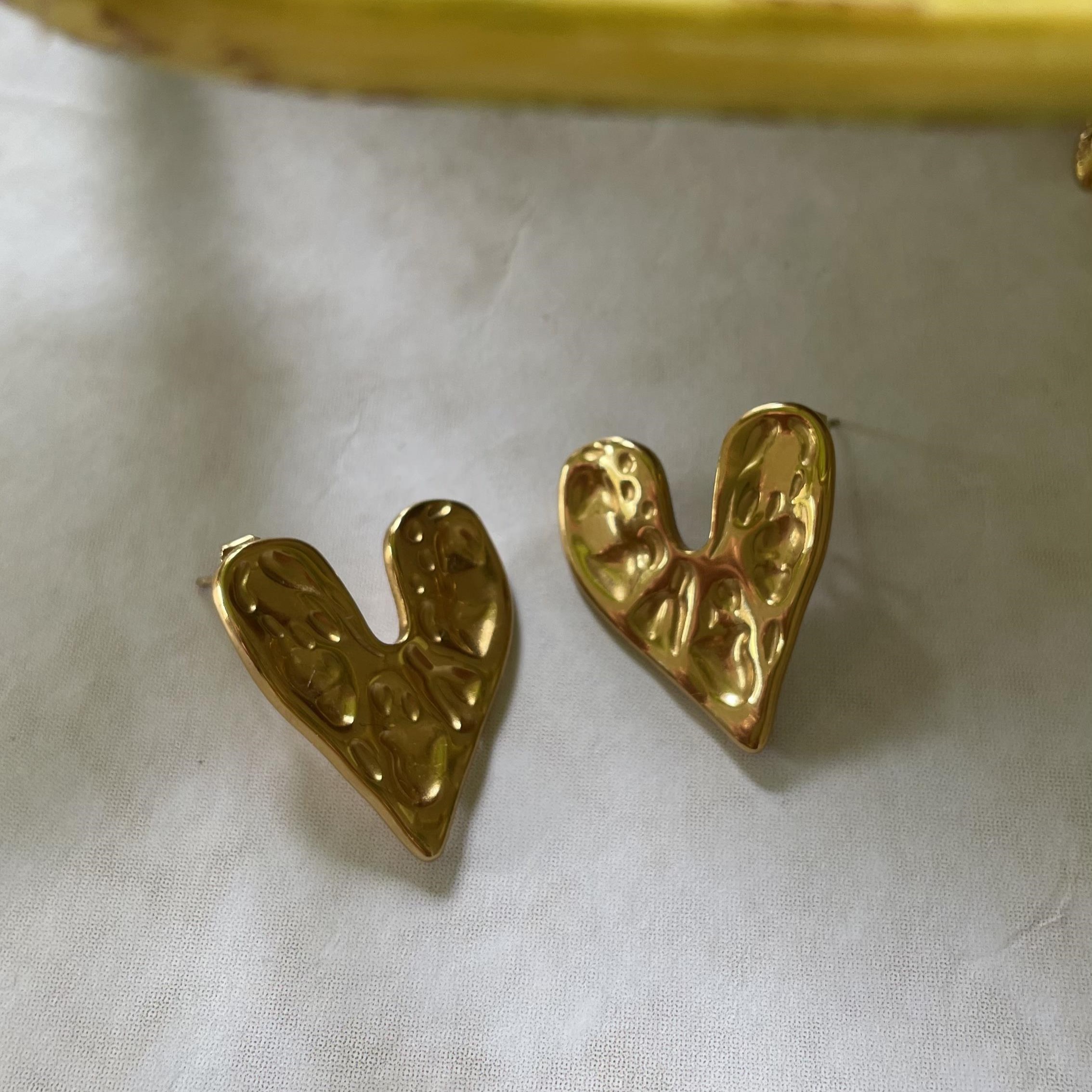 Boucles d'oreilles en acier inoxydable cœur martelé doré – Image 4