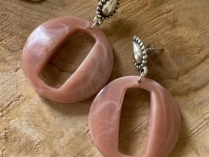 Boucles d'oreilles rond rose marbré et attache argentée