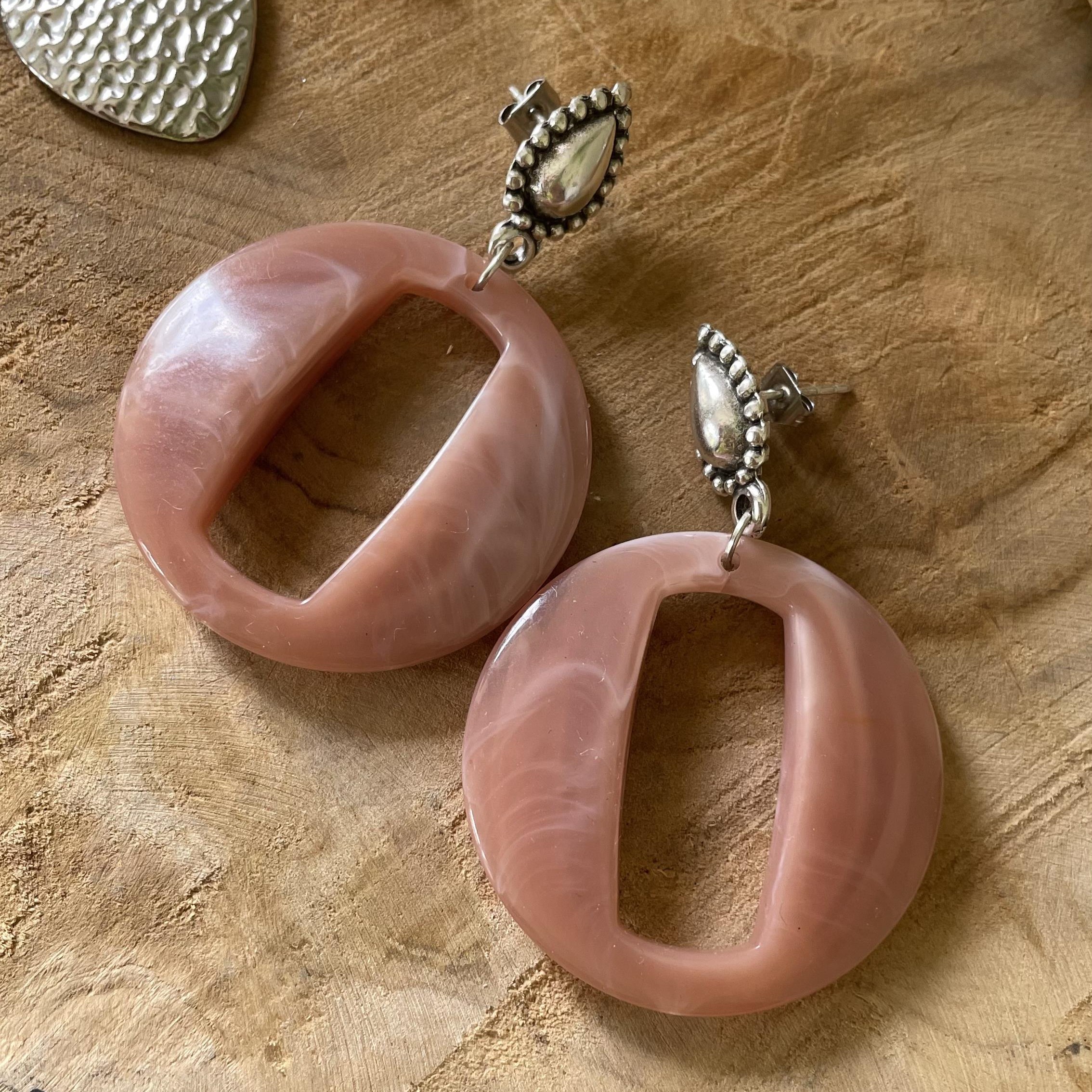 Boucles d'oreilles rond rose marbré et attache argentée