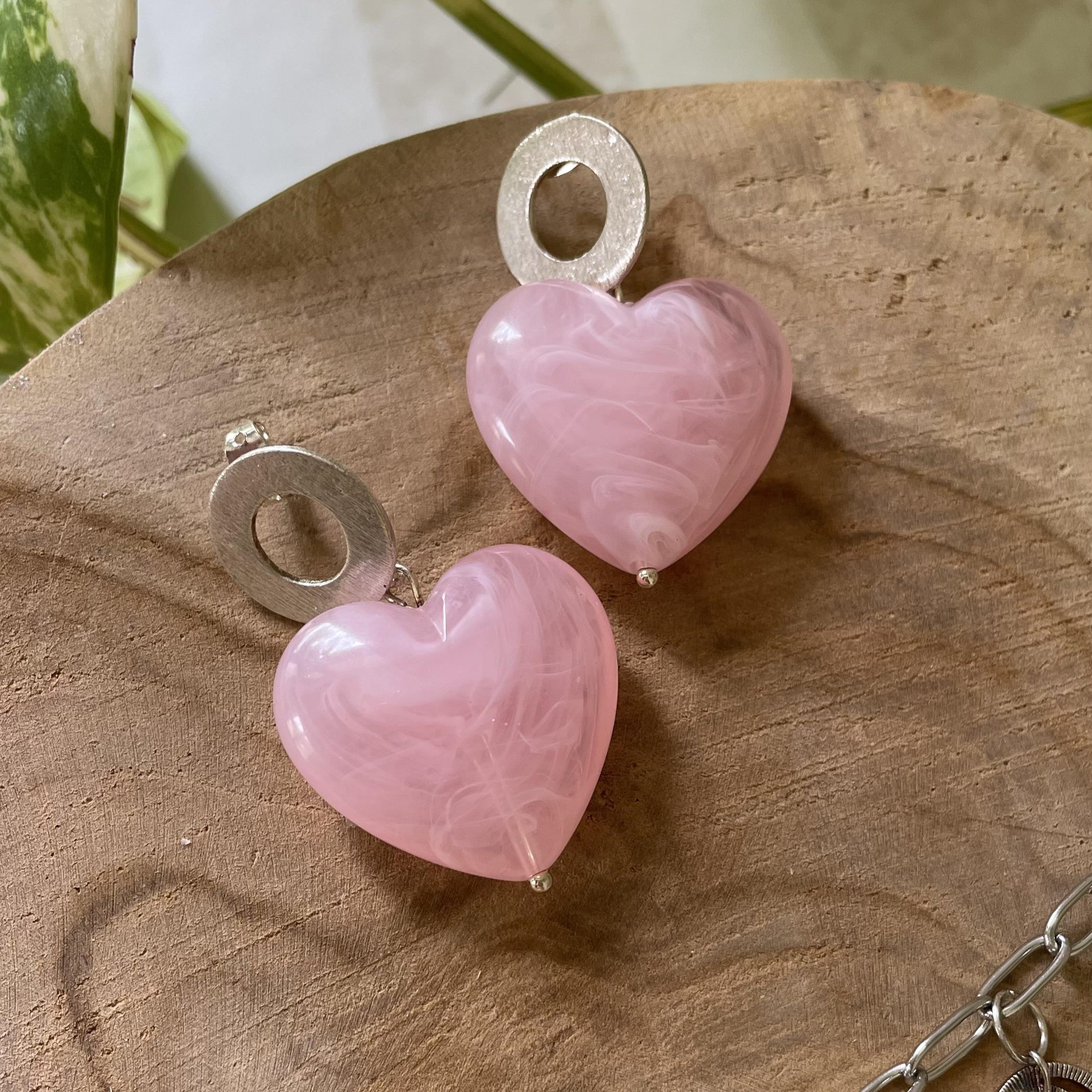 Boucles d'oreilles cœur rose pâle et rond argenté – Image 5